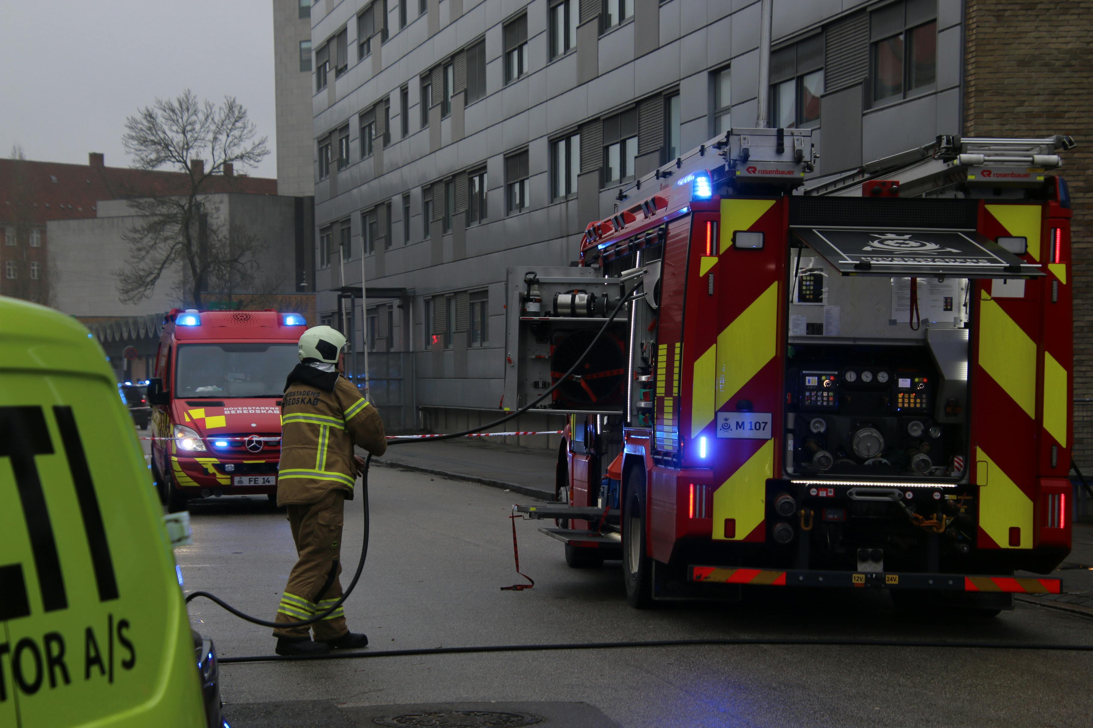 Politi og brandvæsnet er lige nu til stede på Lundtoftegade i København, hvor en person er blevet reddet ud i forbindelse med en brand i en lejlighed.
