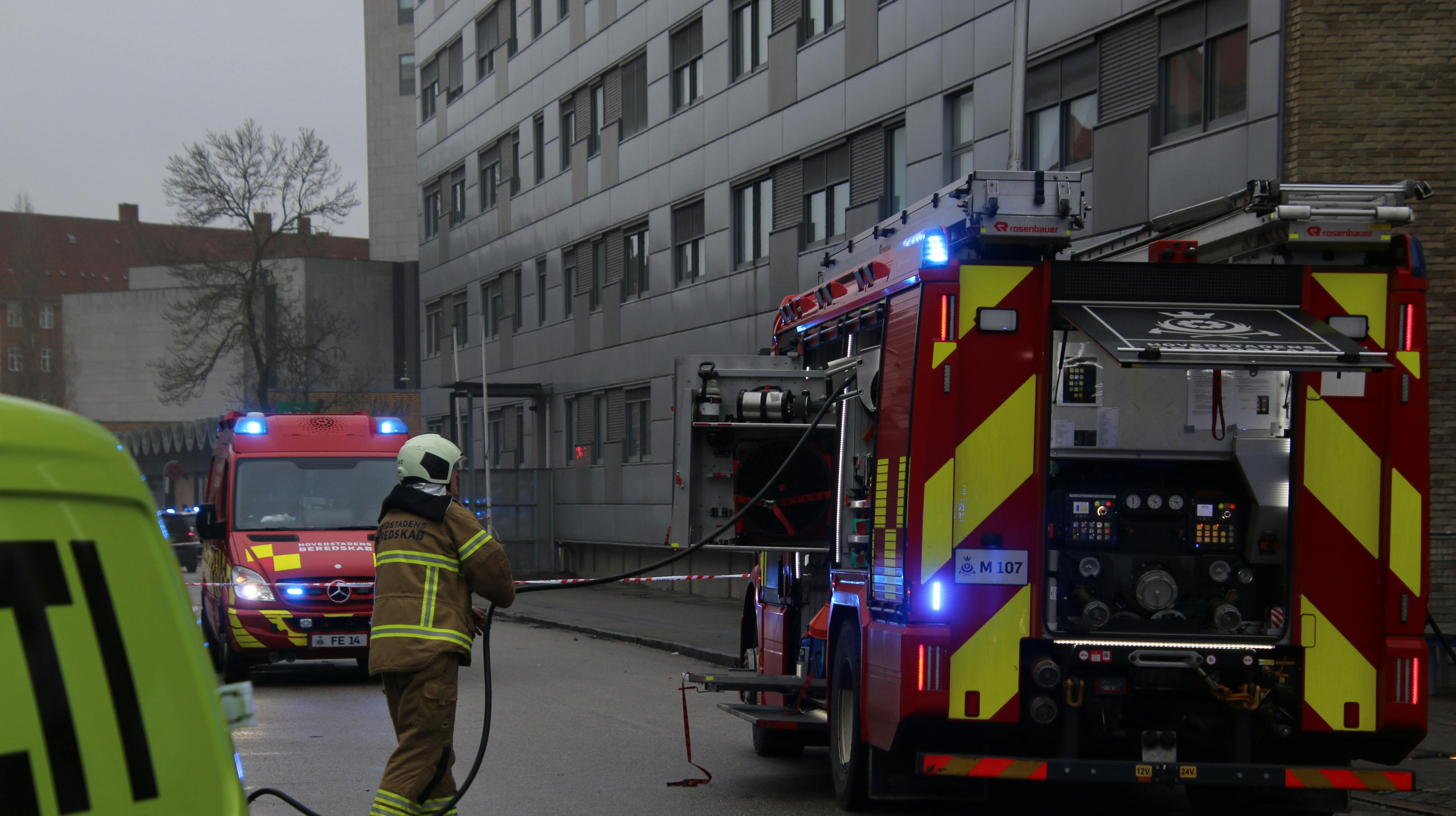 Politi og brandvæsnet er lige nu til stede på Lundtoftegade i København, hvor en person er blevet reddet ud i forbindelse med en brand i en lejlighed.