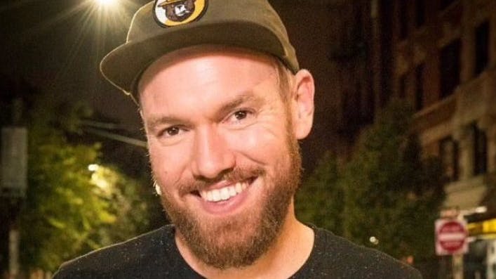 Komikeren Kenny DeForest er død. 