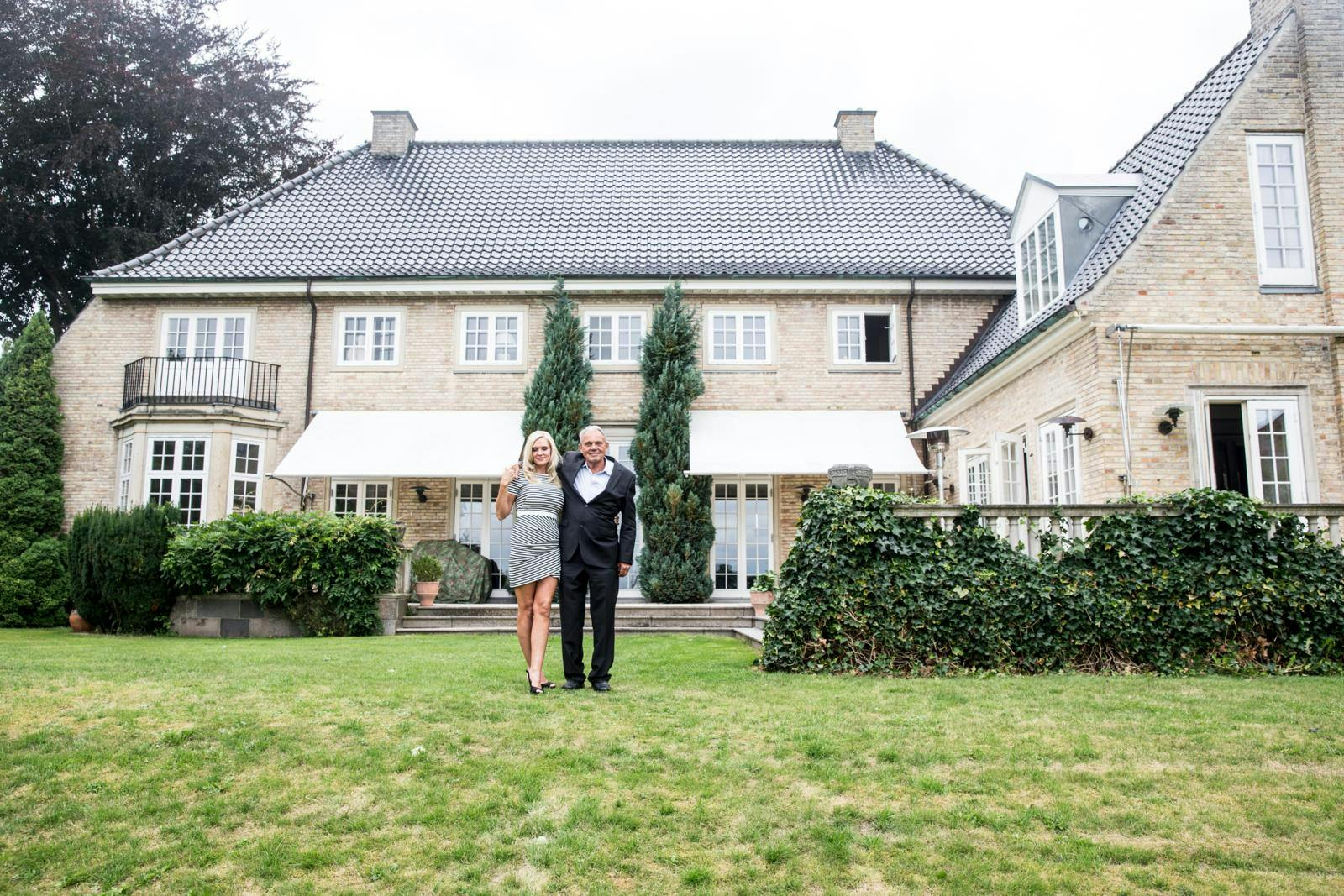 Janni og Karsten i den parklignende have, hvorfra der er direkte adgang til Øresund.