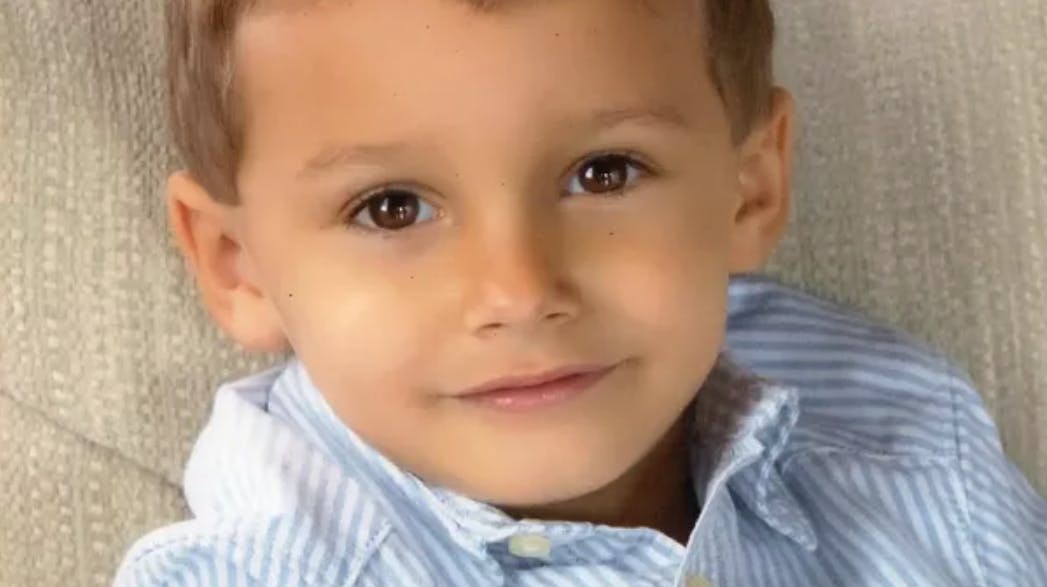 Lille Navin fotograferet, før hans liv tog en uhyggelig drejning. Ifølge anklageren begyndte mareridtet, efter den lille dreng blev hentet hjem af sine forældre. Forinden havde han været i pleje hos et andet familiemedlem.