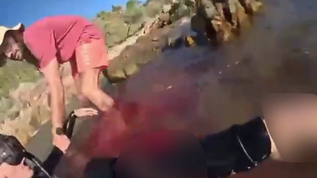 En italiensk turist filmede sekunderne, efter at en stor haj havde skambidt hans ene ben.