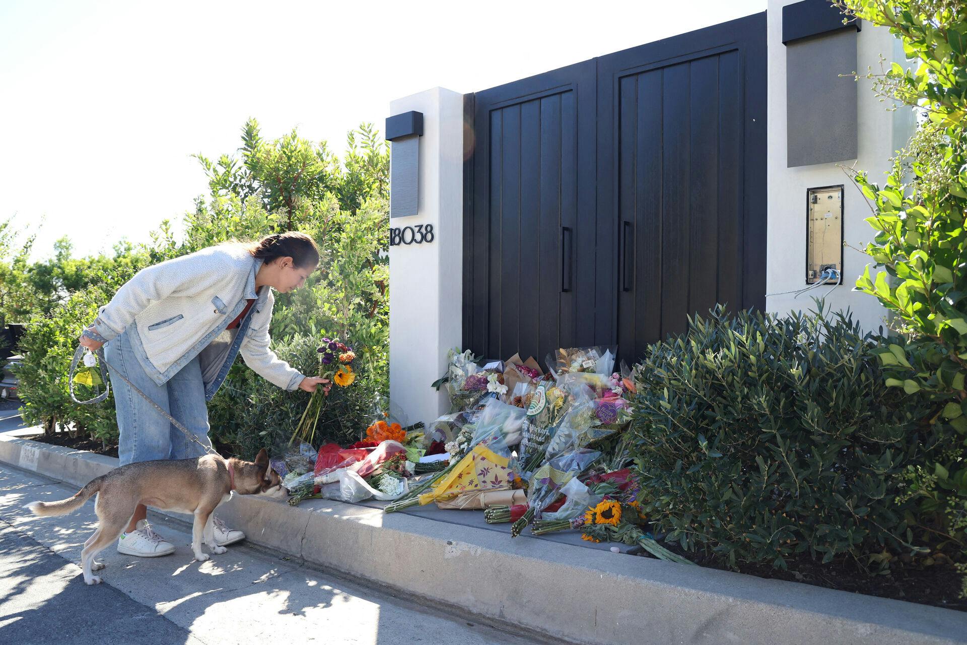Fans lagde hundredevis af blomster foran indgangen til Matthew Perrys hjem i Pacific Palisades, Californien efter nyheden om hans død.