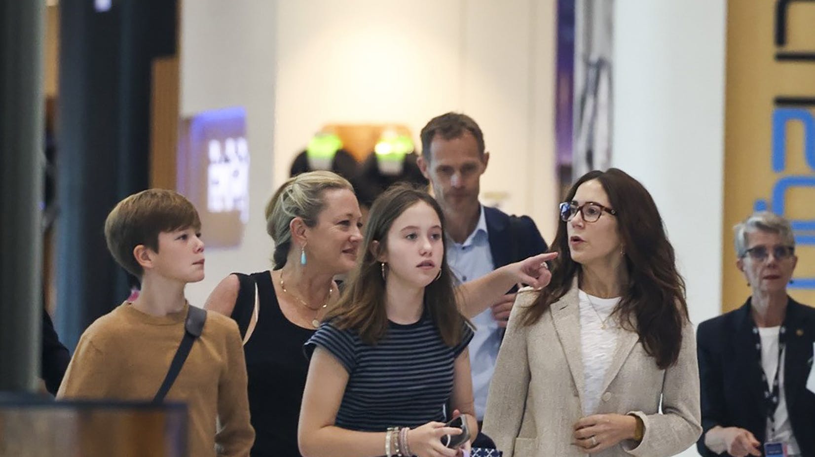 Mary, Vincent og Josephine landede forleden i den internationale lufthavn i Sydney, hvor veninden Amber tog imod familien.