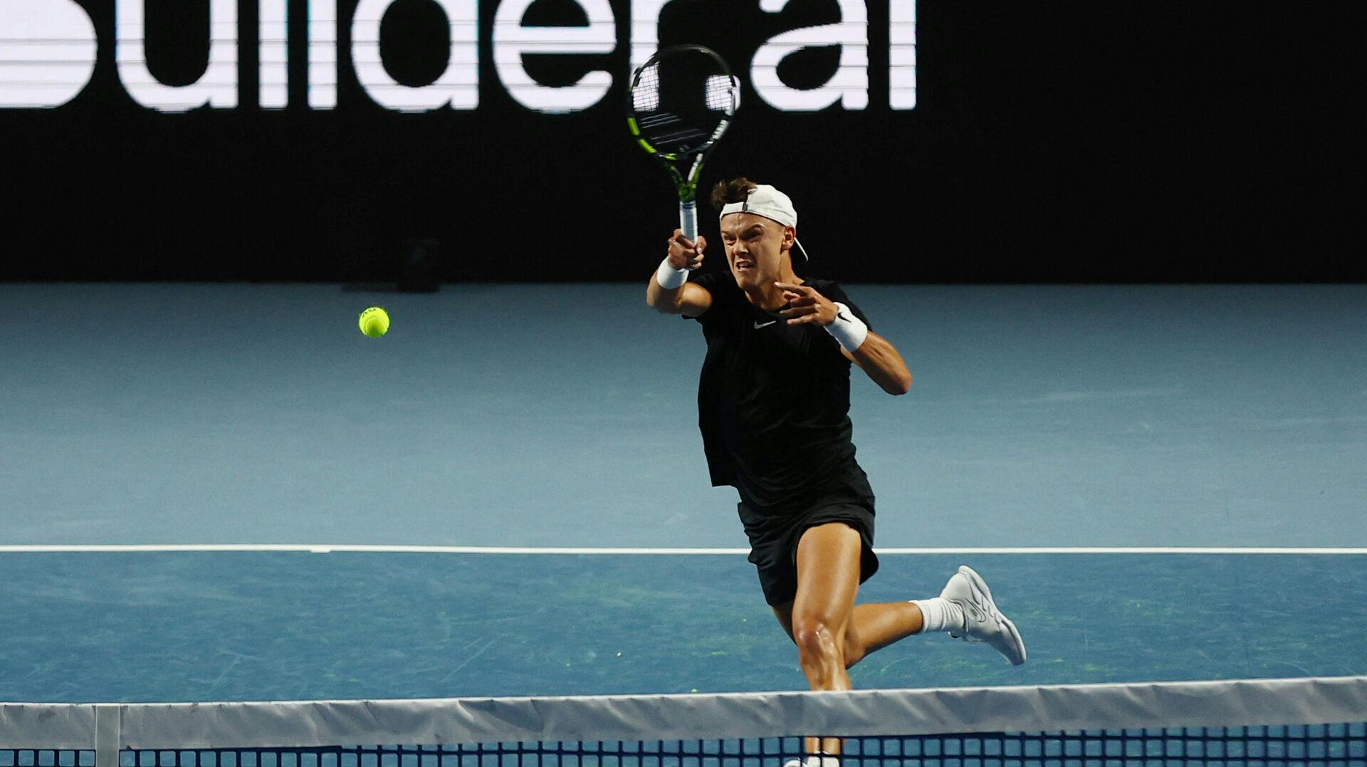 Den tidligere tennisstjerne Kenneth Carlsen er rejst med Holger Rune til London i Boris Beckers fravær.
