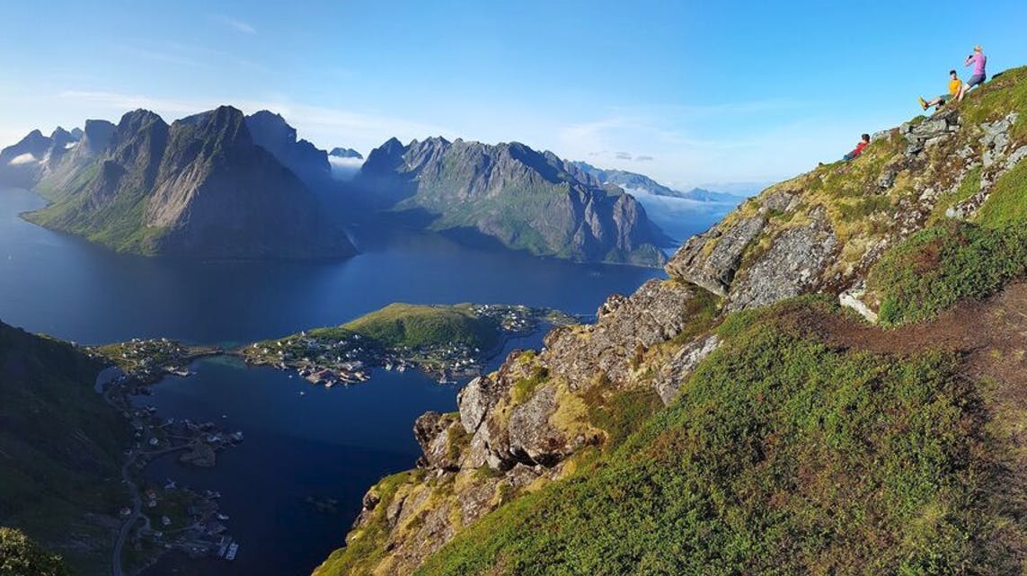 Billedet her er taget fra fjeldet Reinebringen i Norge. Fremover kommer det til at koste besøgende 50.000 norske kroner at blive gift på fjeldet. (Arkivfoto). - 