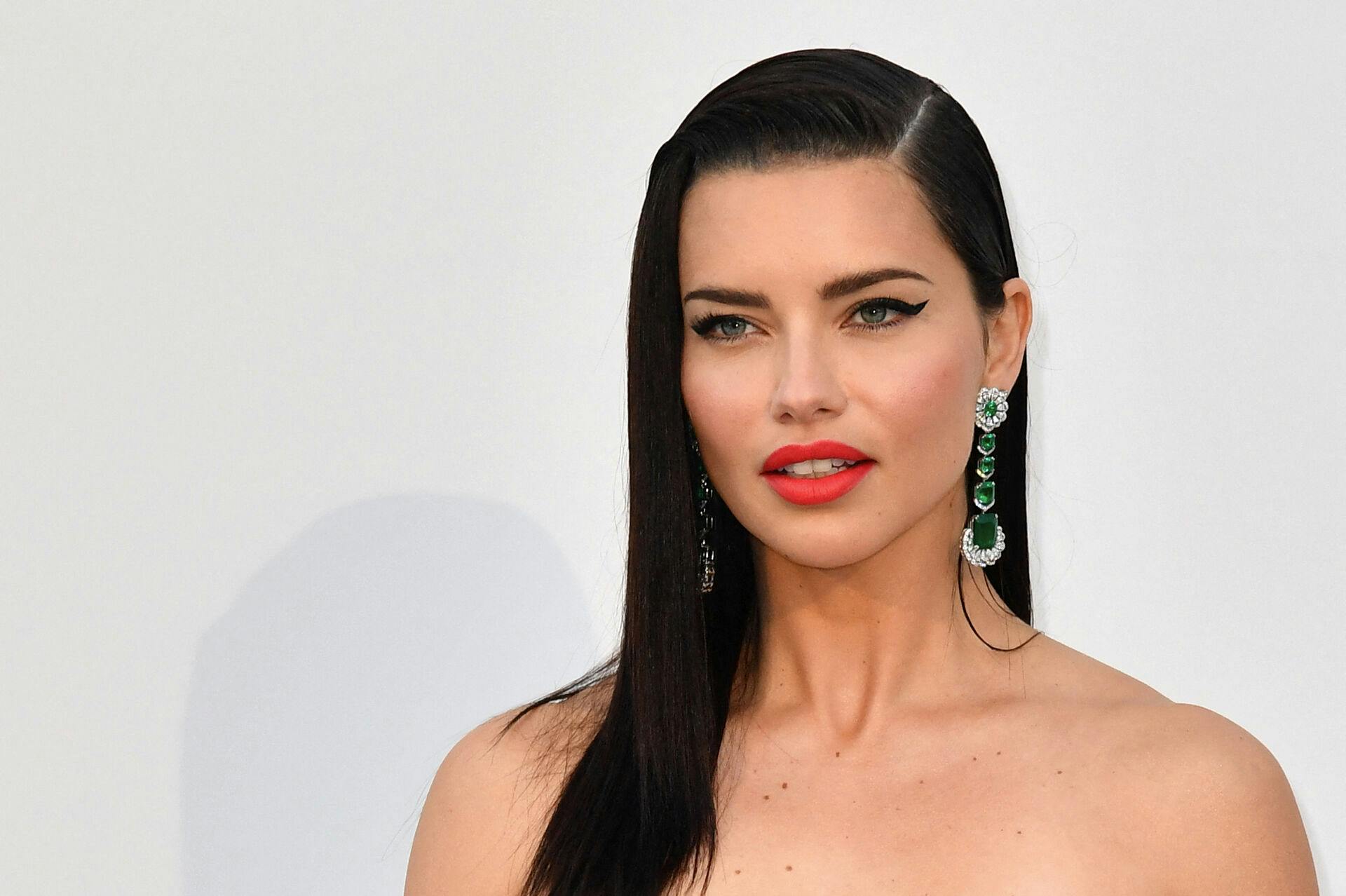 Adriana Lima fik sig noget af en overraskelse, da hun så en række billeder af sig selv fra november.
