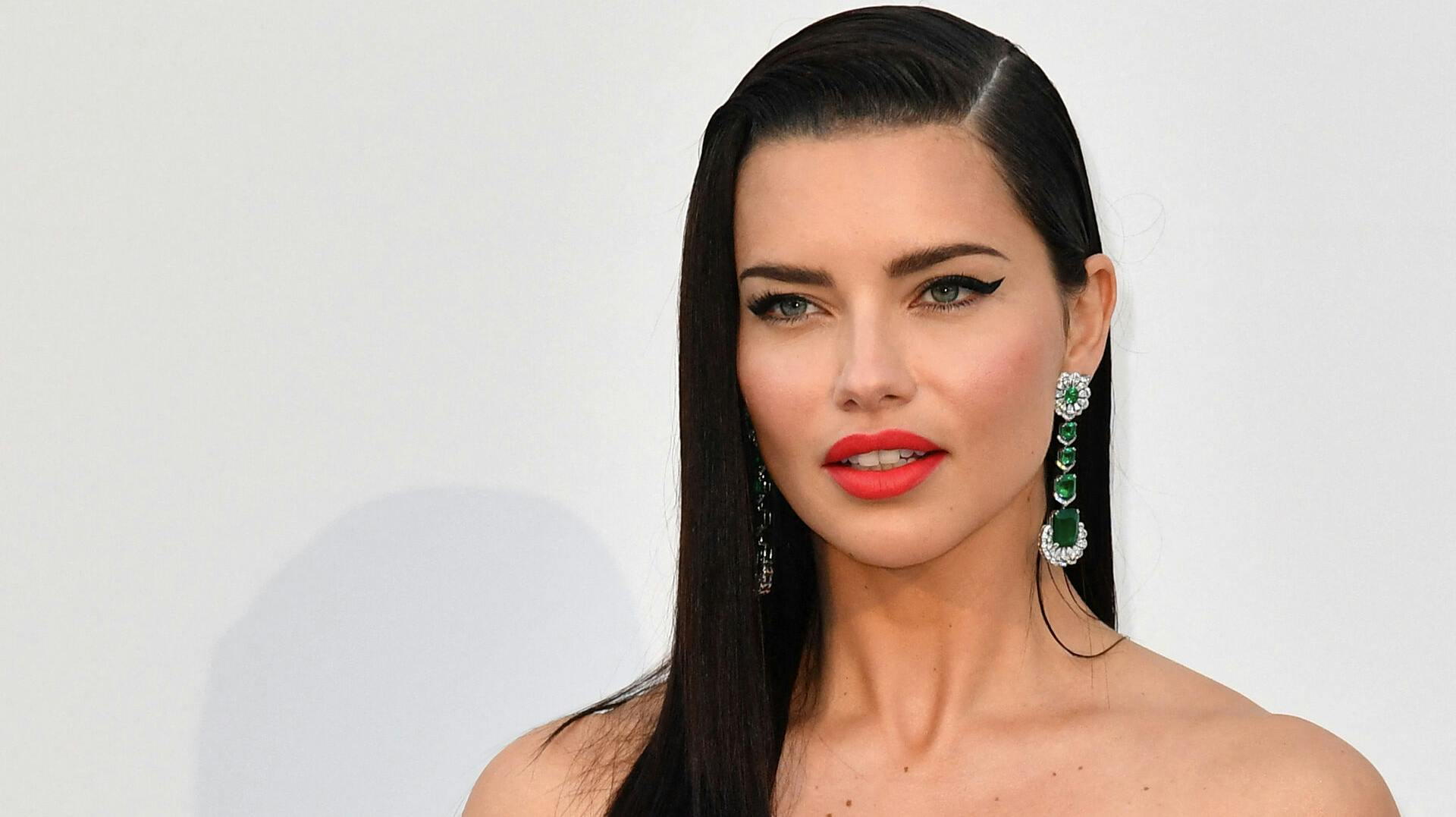 Adriana Lima fik sig noget af en overraskelse, da hun så en række billeder af sig selv fra november.