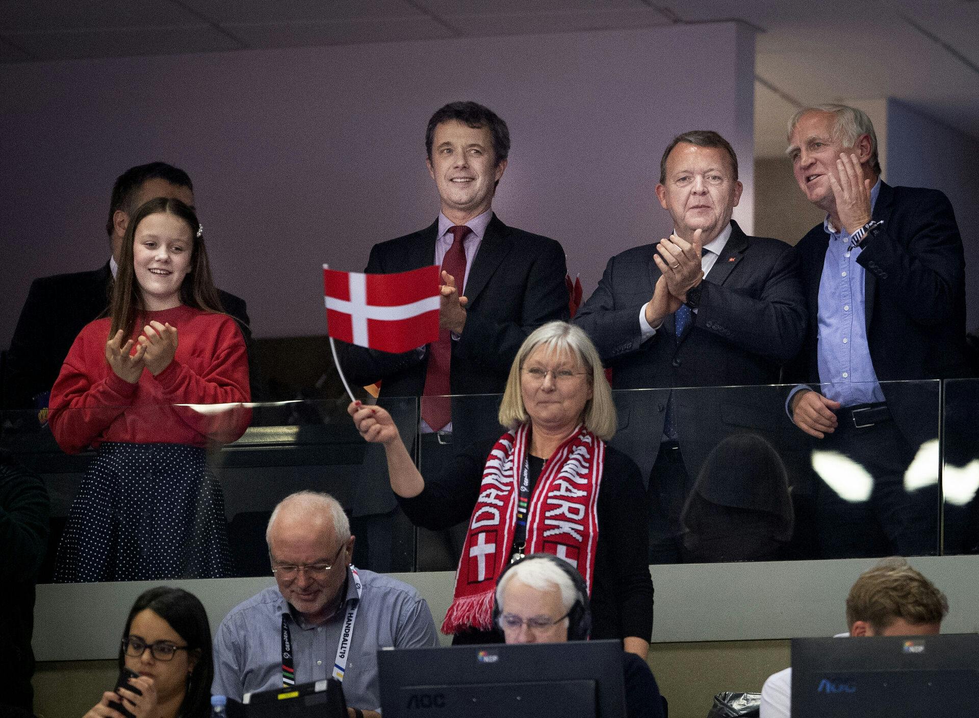 Crown prince Frederik of Denmark with daughter princess Isabella and prime minister Lars Løkke Rasmussen before the men's IHF Handball World Championship finale between Denmark-Norway in Herning , Denmark on Sunday, Jan. 27, 2019.. (Foto: Liselotte Sabroe/Ritzau Scanpix)