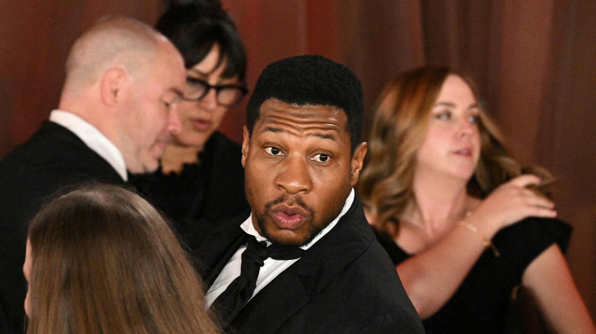 Den amerikanske skuespiller Jonathan Majors er blevet kendt skyldig i vold mod sin ekskæreste.
