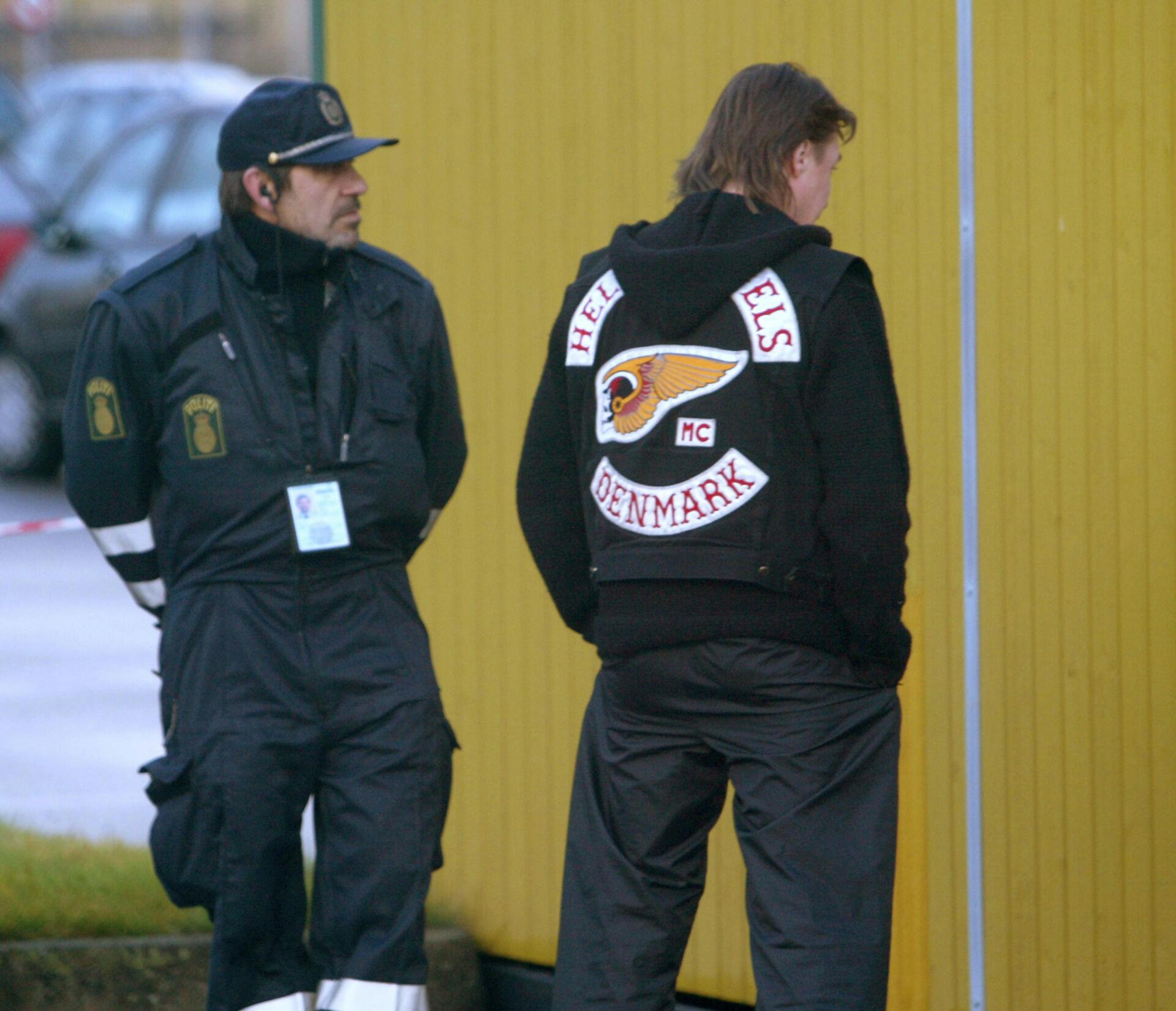 Politiet bevogter den ombyggede tekniske skole i Randers, hvor sagen mod Hells Angels rockeres narkosmugling foregår. Politiet frygter at rockerne vil forsøge at likvidere det hollandske vidne Hans Rudolf Poots....