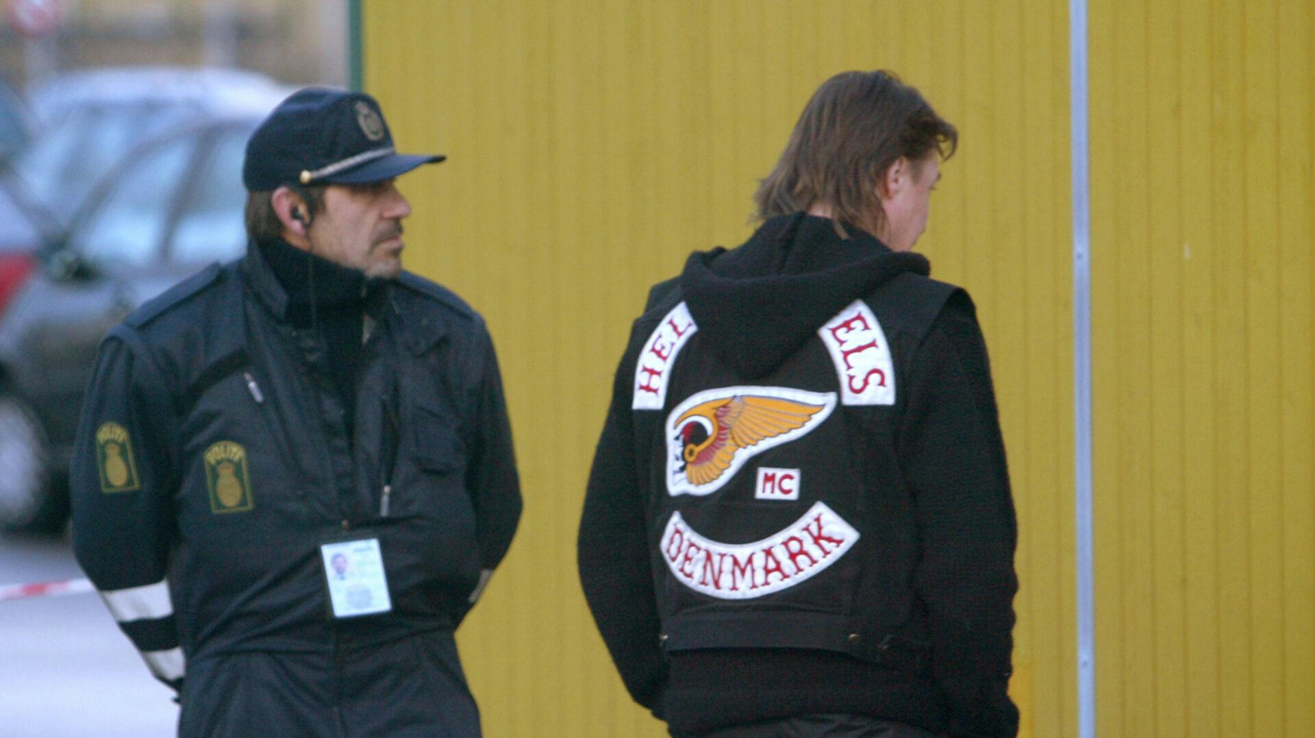 Politiet bevogter den ombyggede tekniske skole i Randers, hvor sagen mod Hells Angels rockeres narkosmugling foregår. Politiet frygter at rockerne vil forsøge at likvidere det hollandske vidne Hans Rudolf Poots....