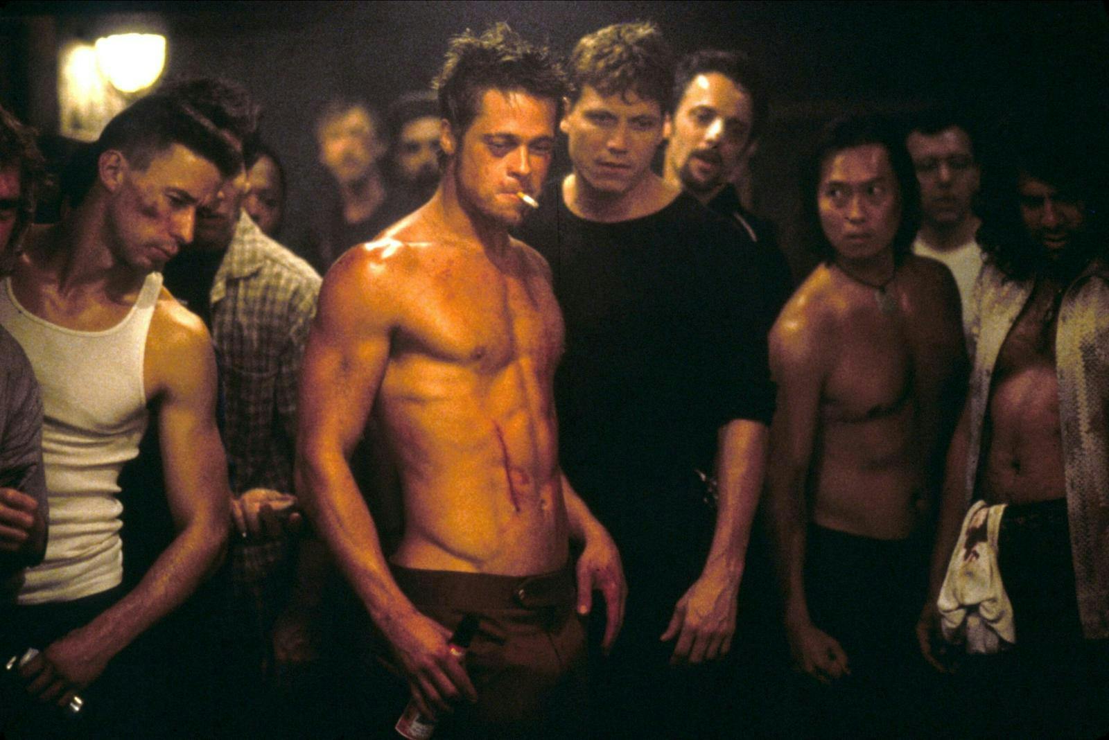 Mange husker, at Brad Pitt smed trøjen i legendariske ”Fight Club” fra 1999.