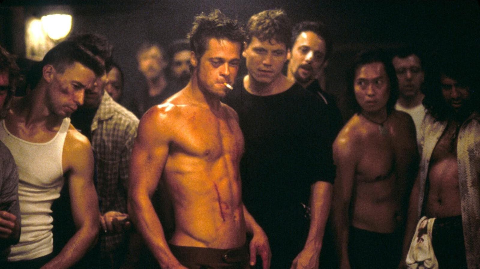 Mange husker, at Brad Pitt smed trøjen i legendariske ”Fight Club” fra 1999.