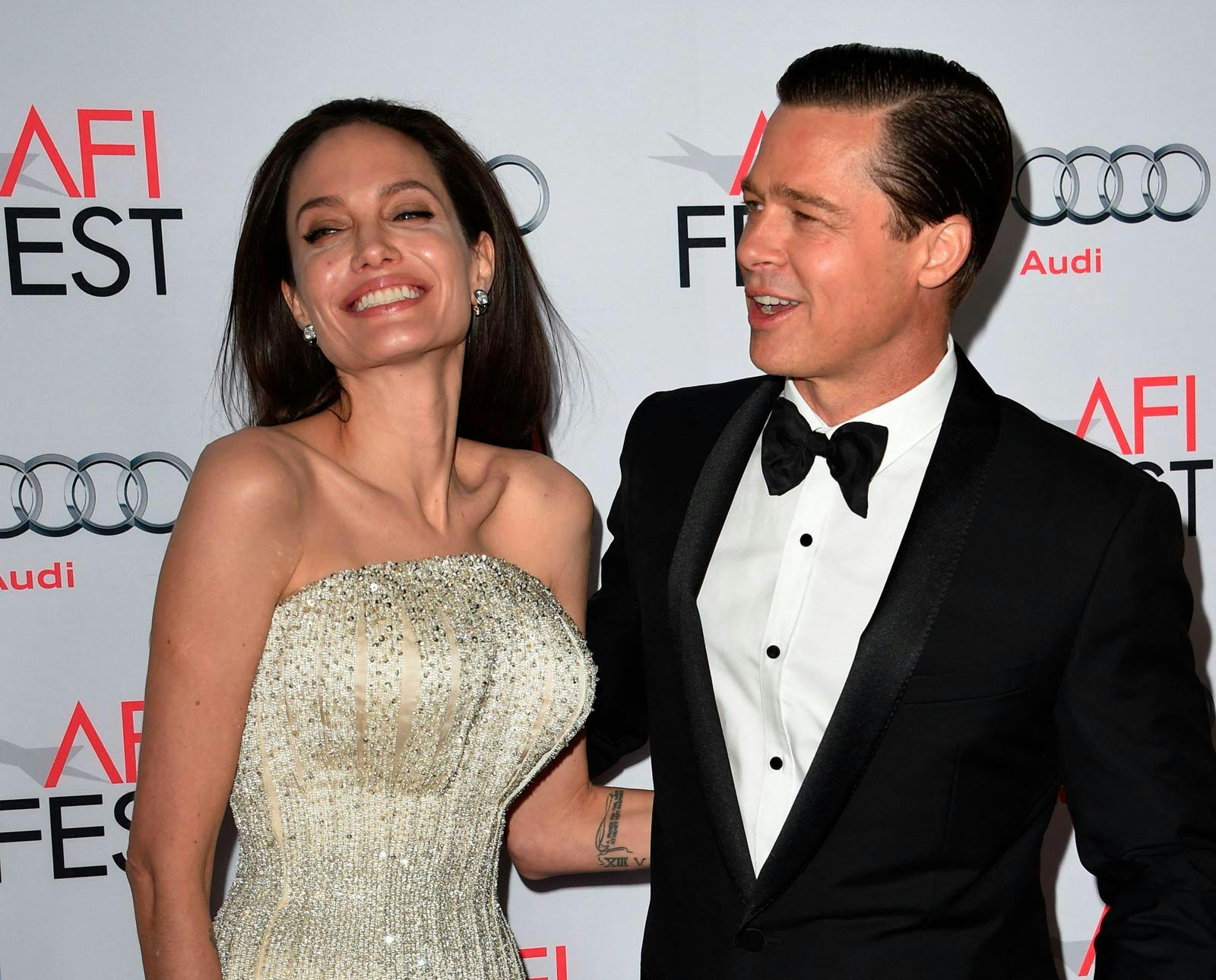 Det var under optagelserne til ”Mr. & Mrs. Smith” i 2004, at stjernen pludselig fik et godt øje til veldrejede Angelina Jolie, 48.