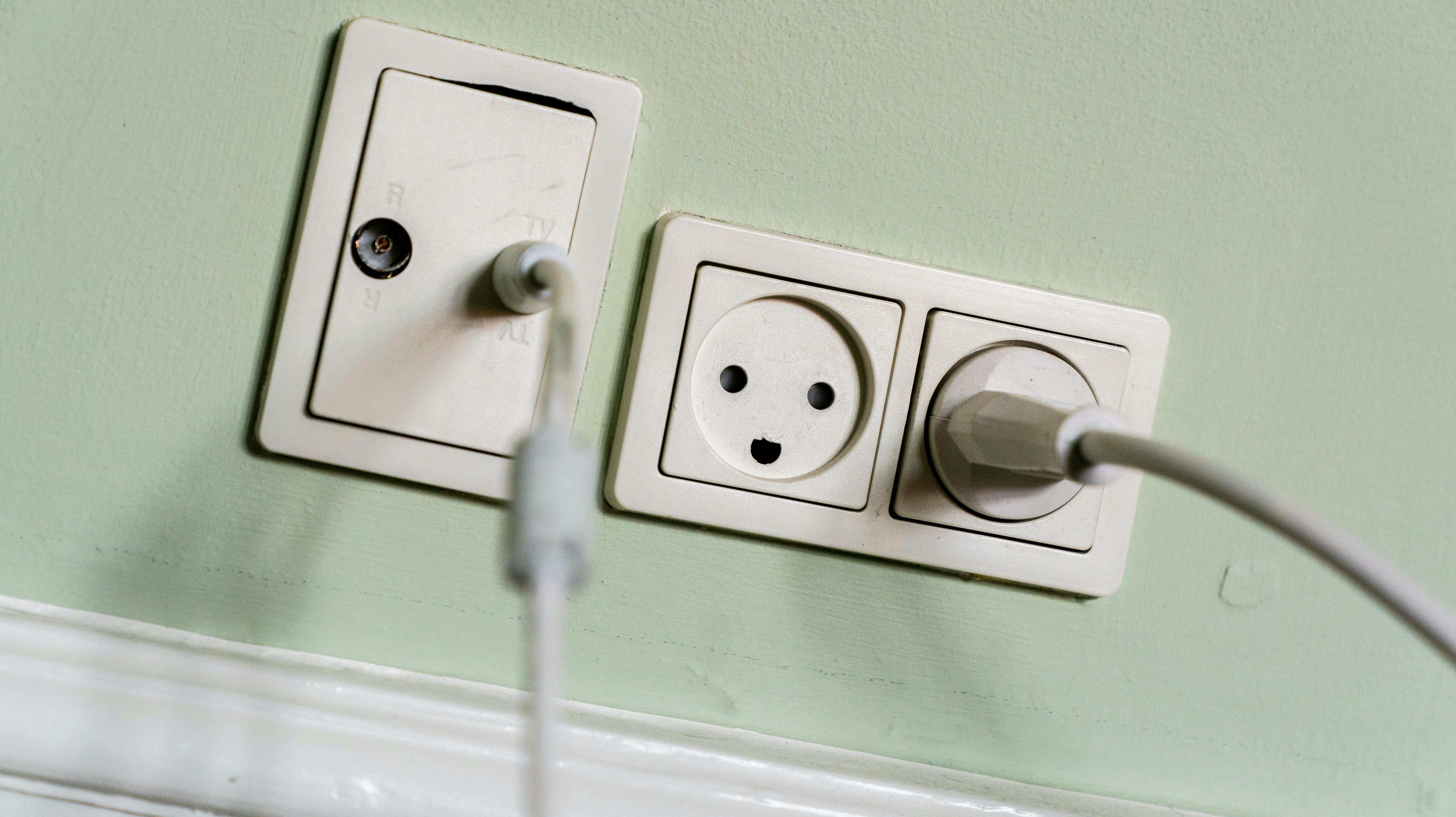 Stikkontakt med ledninger i lejlighed i København tirsdag den 6. september 2022.. (Foto: Ida Marie Odgaard/Ritzau Scanpix)