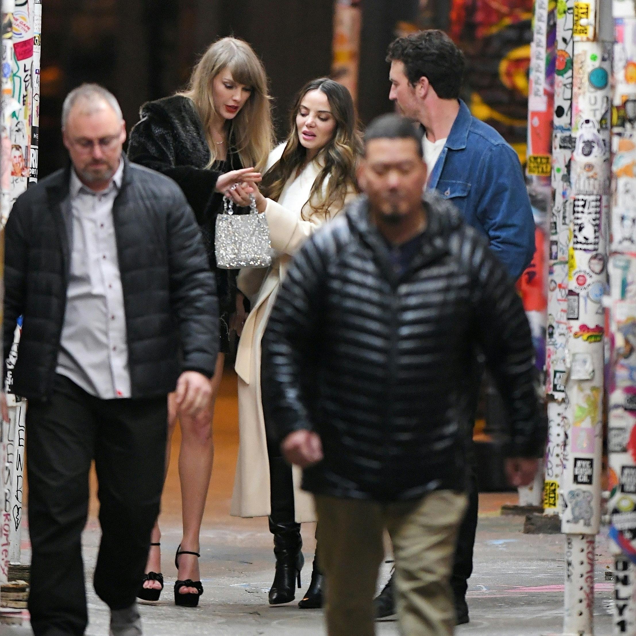 Se min ring! Taylor Swift fejrede fødselsdag i New York med vennerne Miles Teller og Keleigh Sperry. Og her blev hendes nye, store ring beundret.