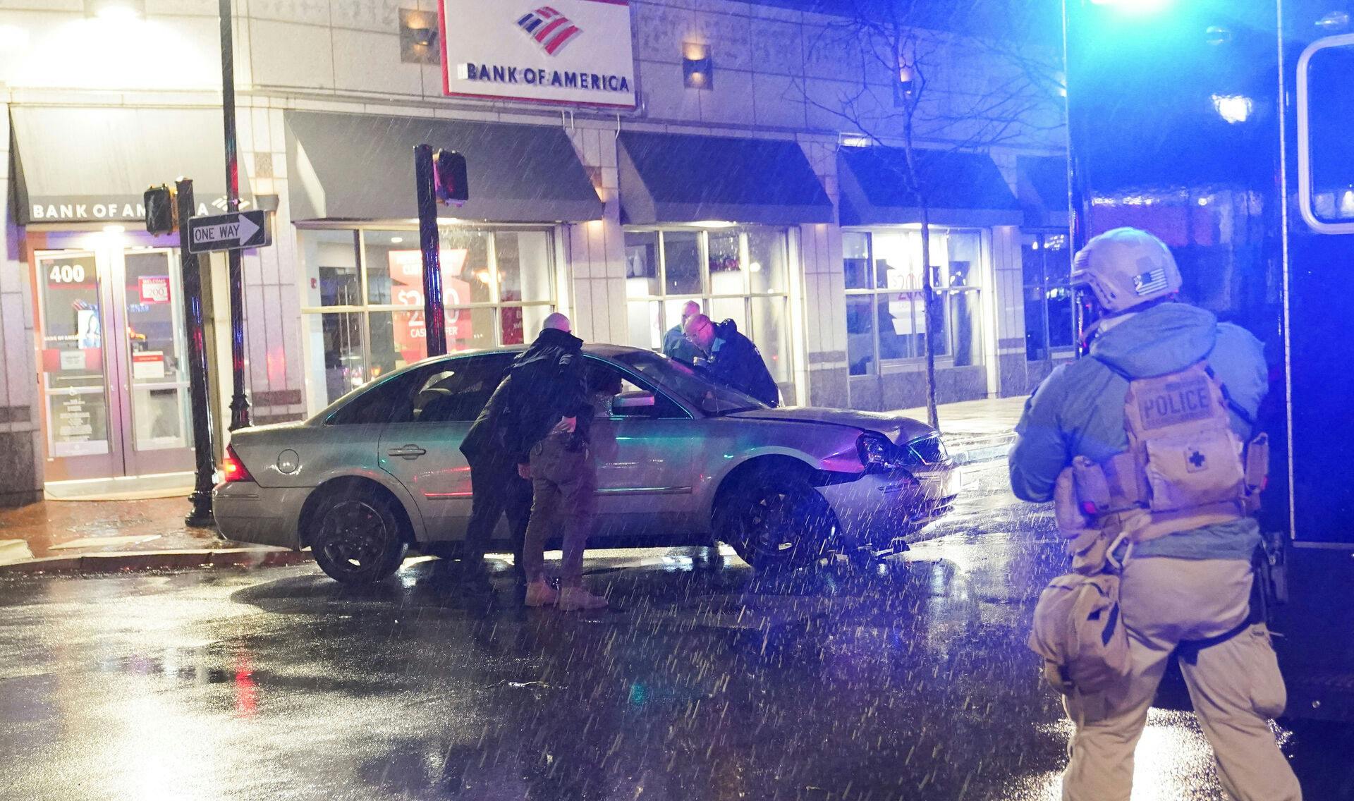 En bil er stødt ind i en SUV, der er en del af USA's præsident Joe Bidens sikkerhedsmandskab i Wilmington i delstaten Delaware søndag.