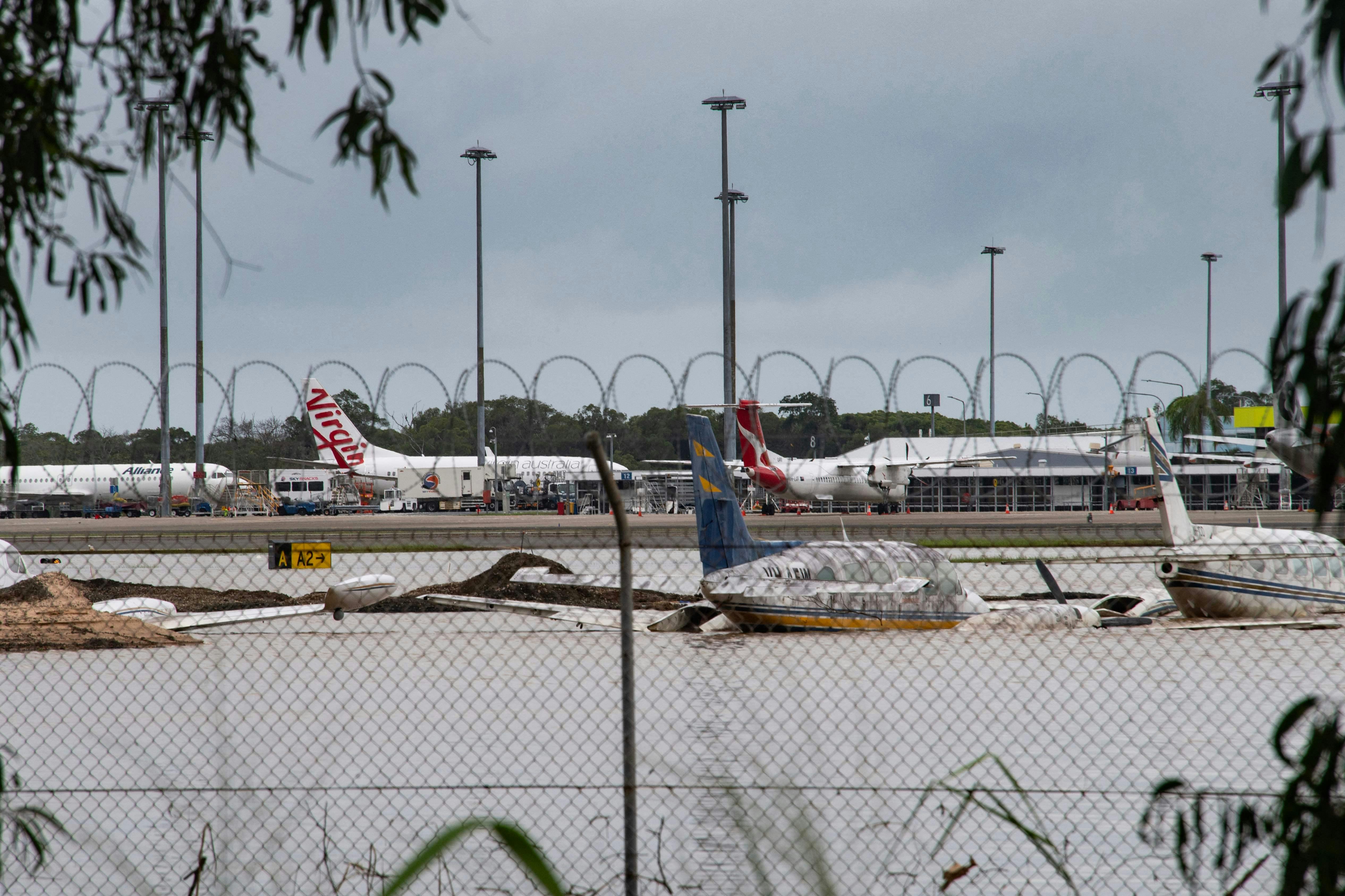 Flyene i lufthavnen i Cairns er en kort overgang blevet til vandflyvere. 
