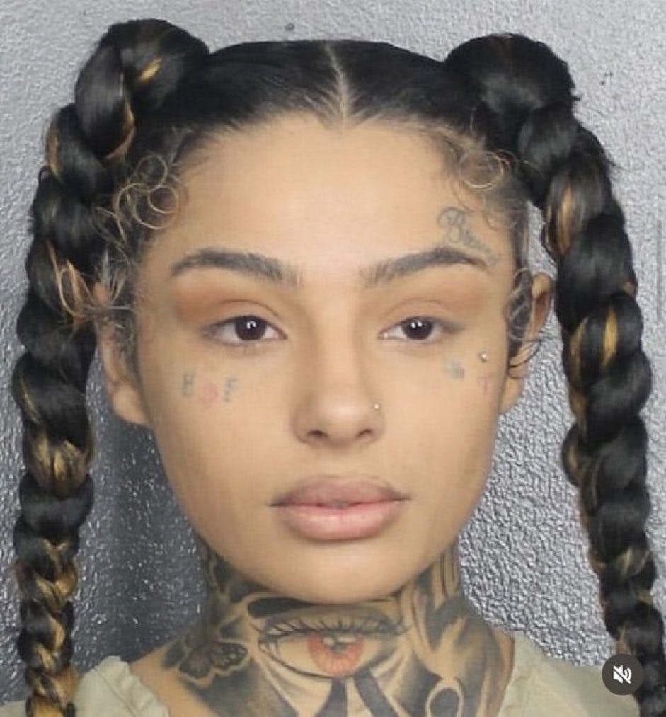 Den 18-årige influencer Isabella Perrelli, der er kendt som Skrilla Doll, er mistænkt for at modsætte sig anholdelse, overfald på en betjent og besiddelse af våben. 