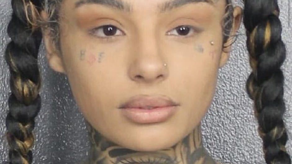 Den 18-årige influencer Isabella Perrelli, der er kendt som Skrilla Doll, er mistænkt for at modsætte sig anholdelse, overfald på en betjent og besiddelse af våben.