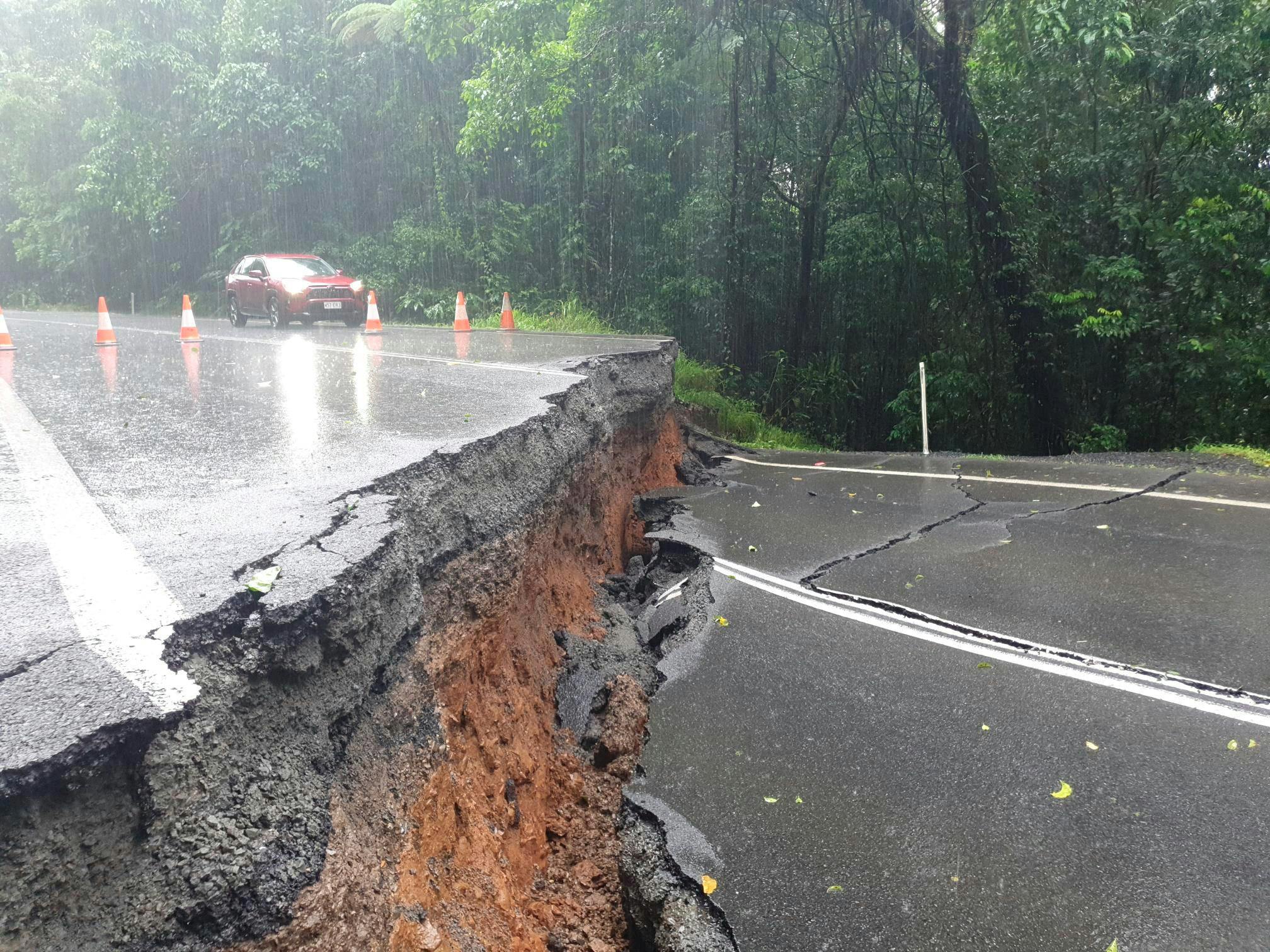 Her er Palmerston Highway kollapset som følge af regn og stormflod. 