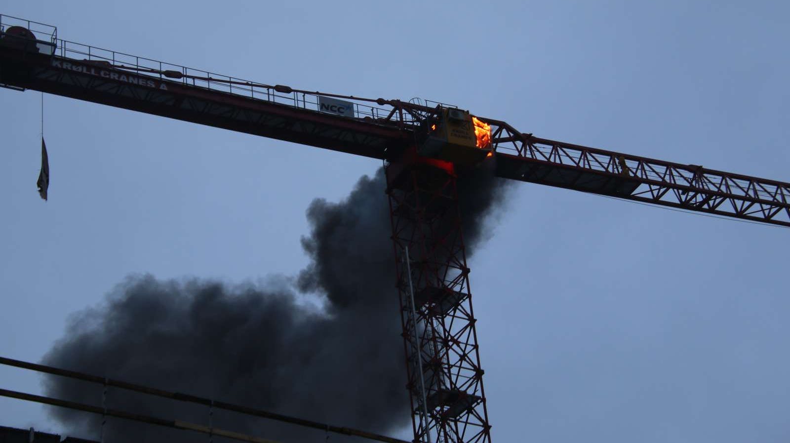 Der er voldsomme billeder fra stedet, hvor kranen står i brand.