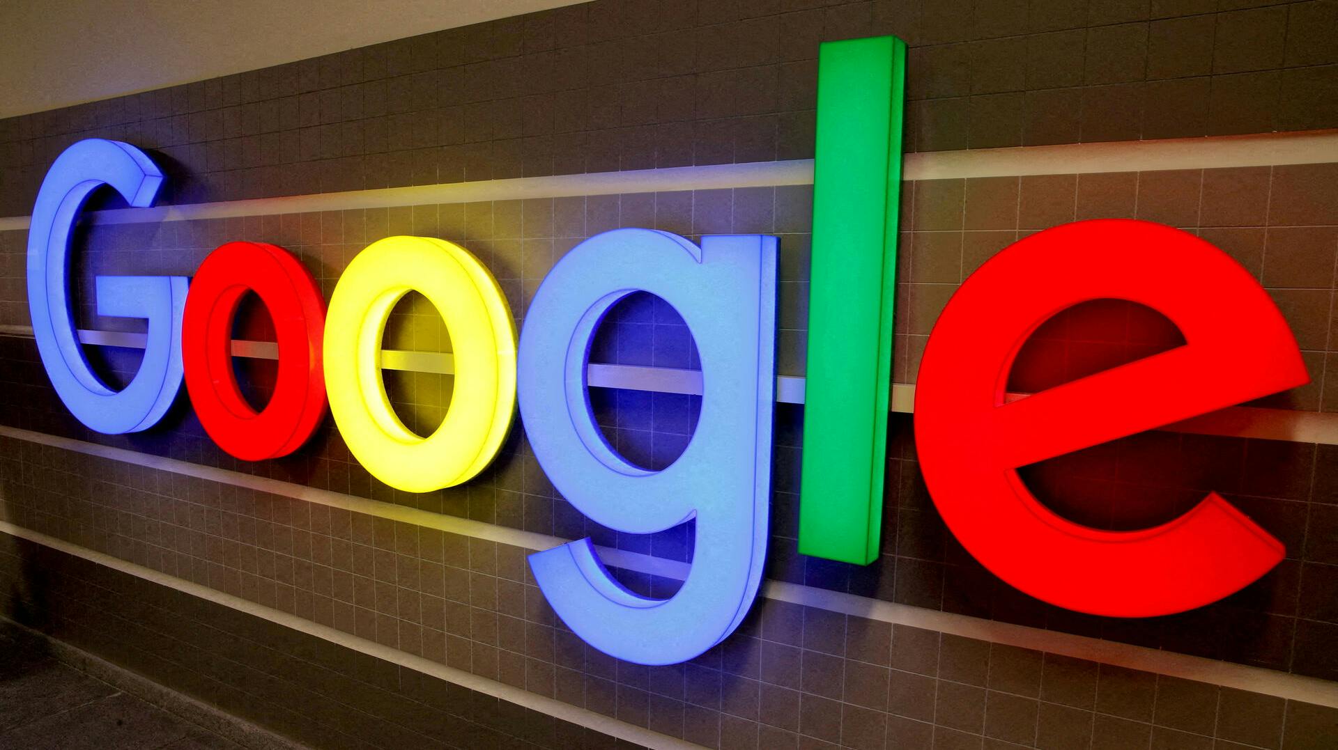 Google er gået med til at betale 700 millioner dollar og til at tillade større konkurrence i dets app-butik, Play.
