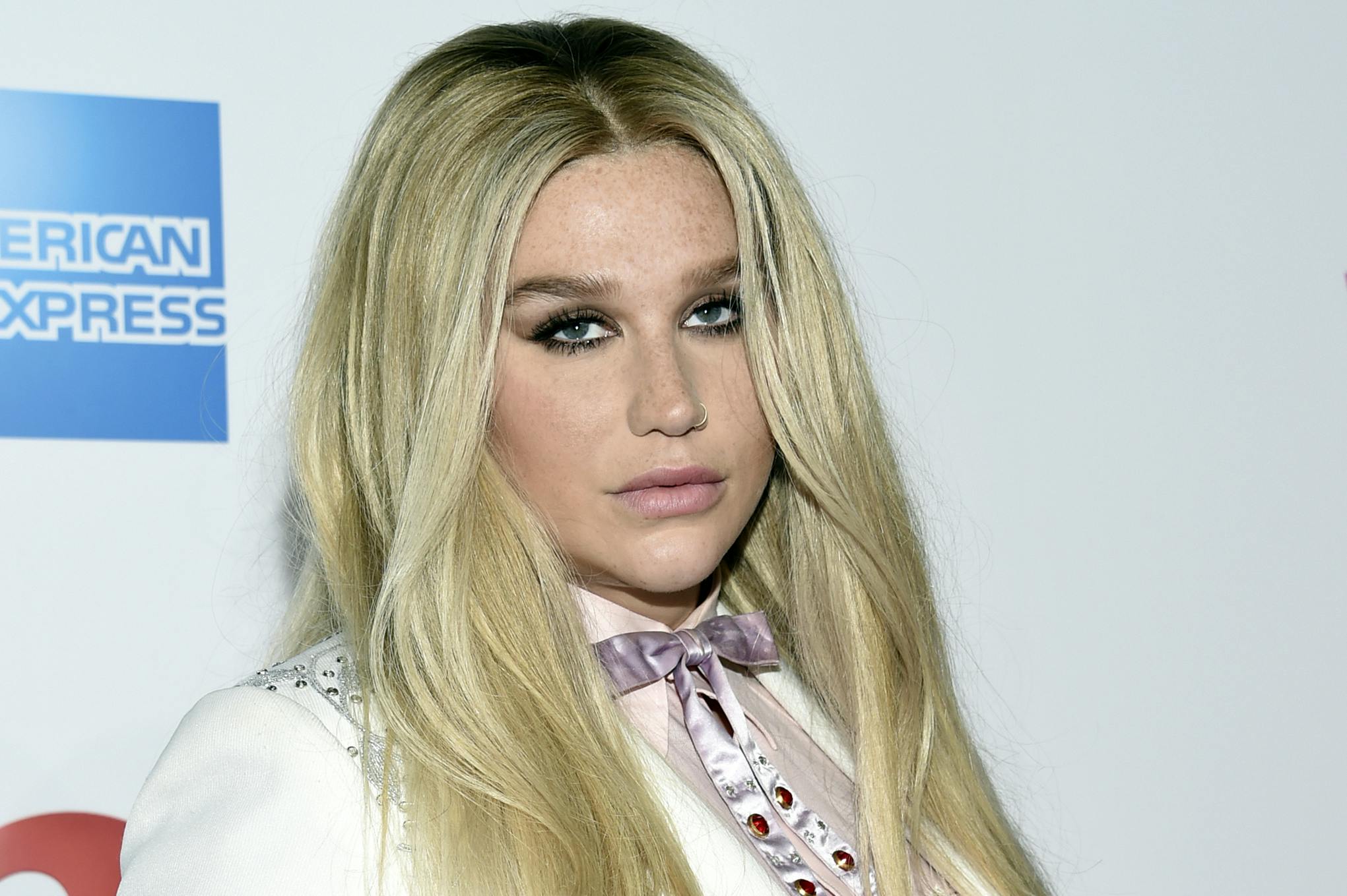 Kesha har nu kappet alle bånd til Dr. Luke, som hun tidligere har anklaget for seksuelt overgreb. 