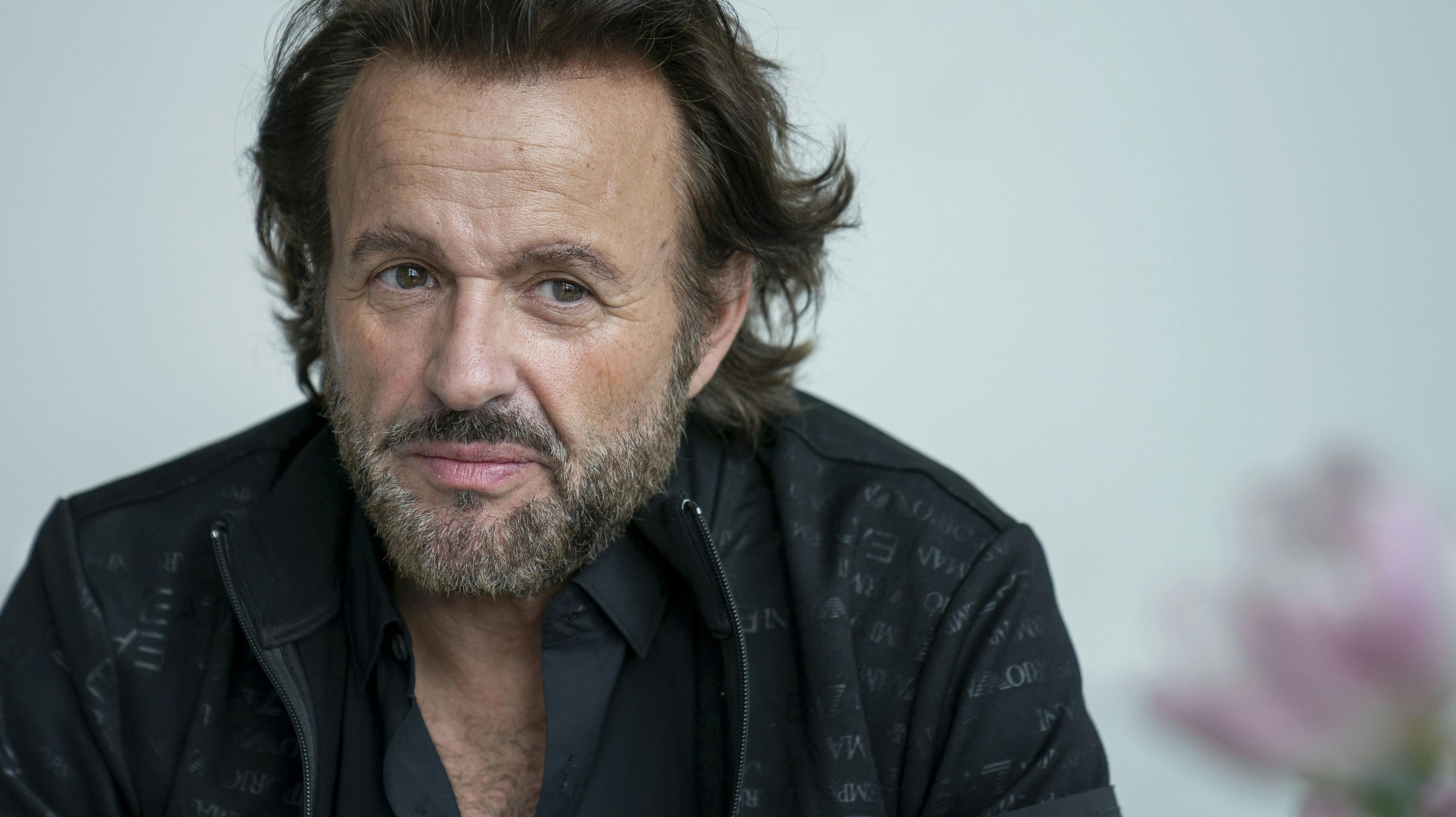 Onsdag tager Dennis Knudsen, 60, plads på anklagebænken ved Retten i Aarhus. Her risikerer han blandt andet at miste sit kørekort og sin Audi Q7.