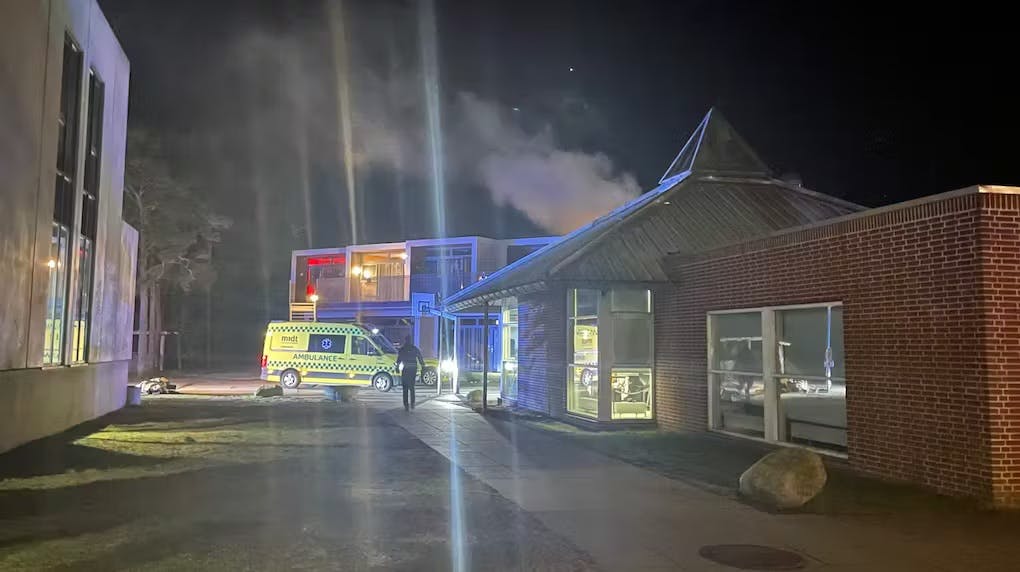 En 26-årig mand er blevet tiltalt for et forsøg på en mordbEn 26-årig mand er blevet tiltalt for et forsøg på en mordbrand på Campus Grenaa. rand på Campus Grenaa.