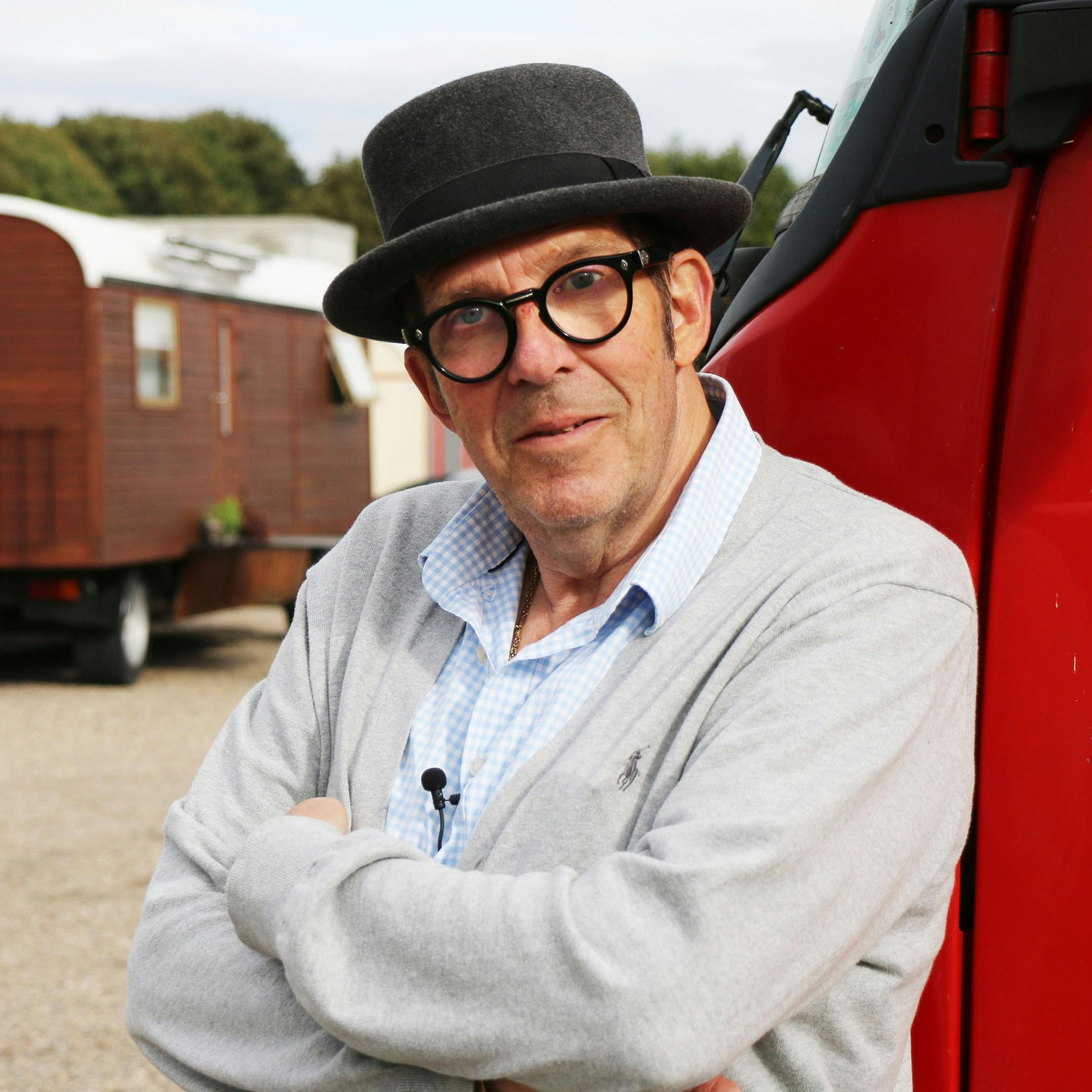 Søren Østergaard taler ellers ikke om sin Parkinson-diagnose, men ved at tale om det i sin nye dokumentar er hans håb, at andre med Parkinson ikke ser så sort på tilværelsen.