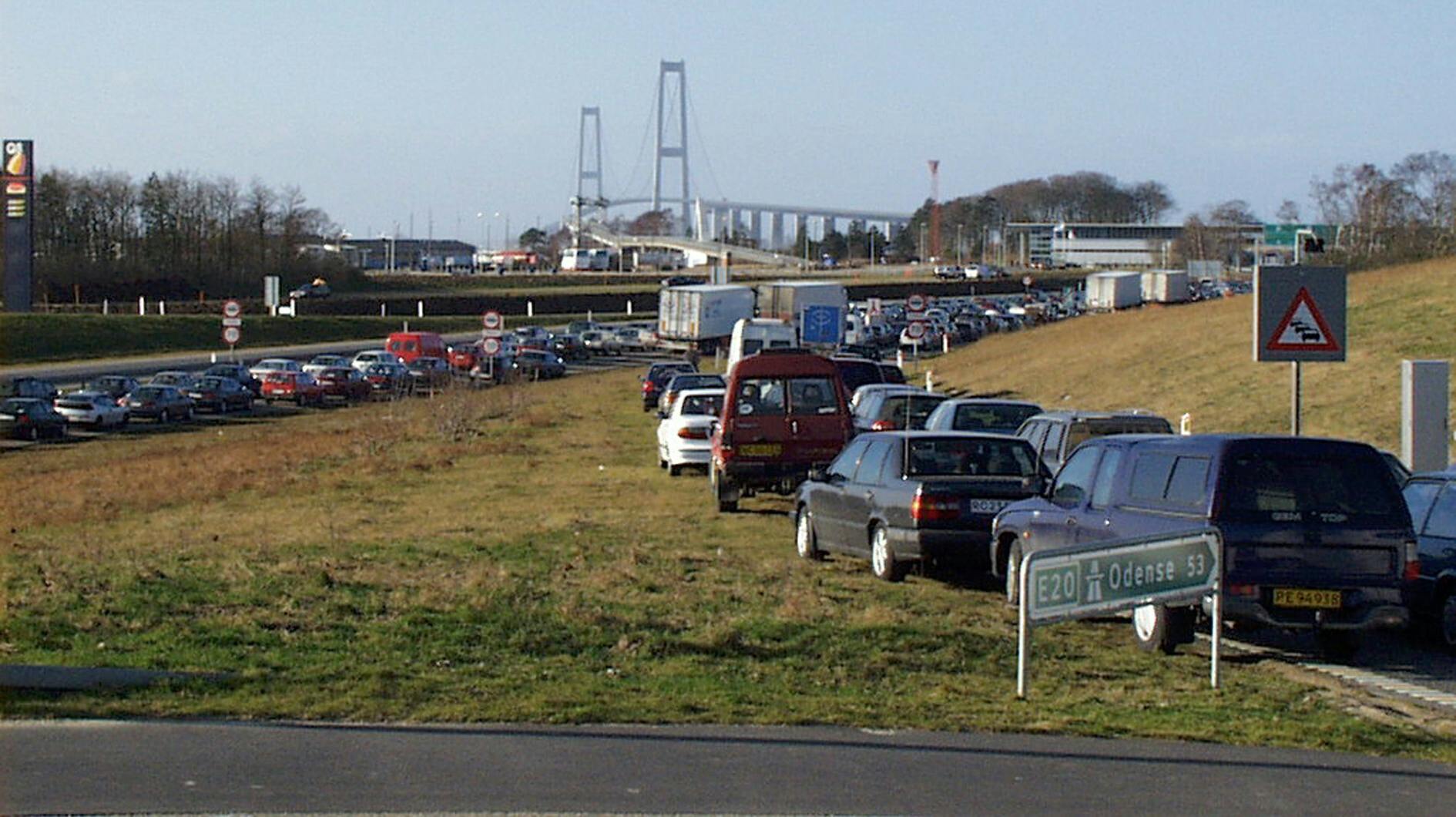 STORM. Bilister holder søndag jan. 30, 2000 i kilometerlange køer ved Storebælt, da broen var lukket på grund af stormen. Bilisterne blev flere gange lovet, at broen ville åbne, men først klokken 12 blev løftet opfyldt.