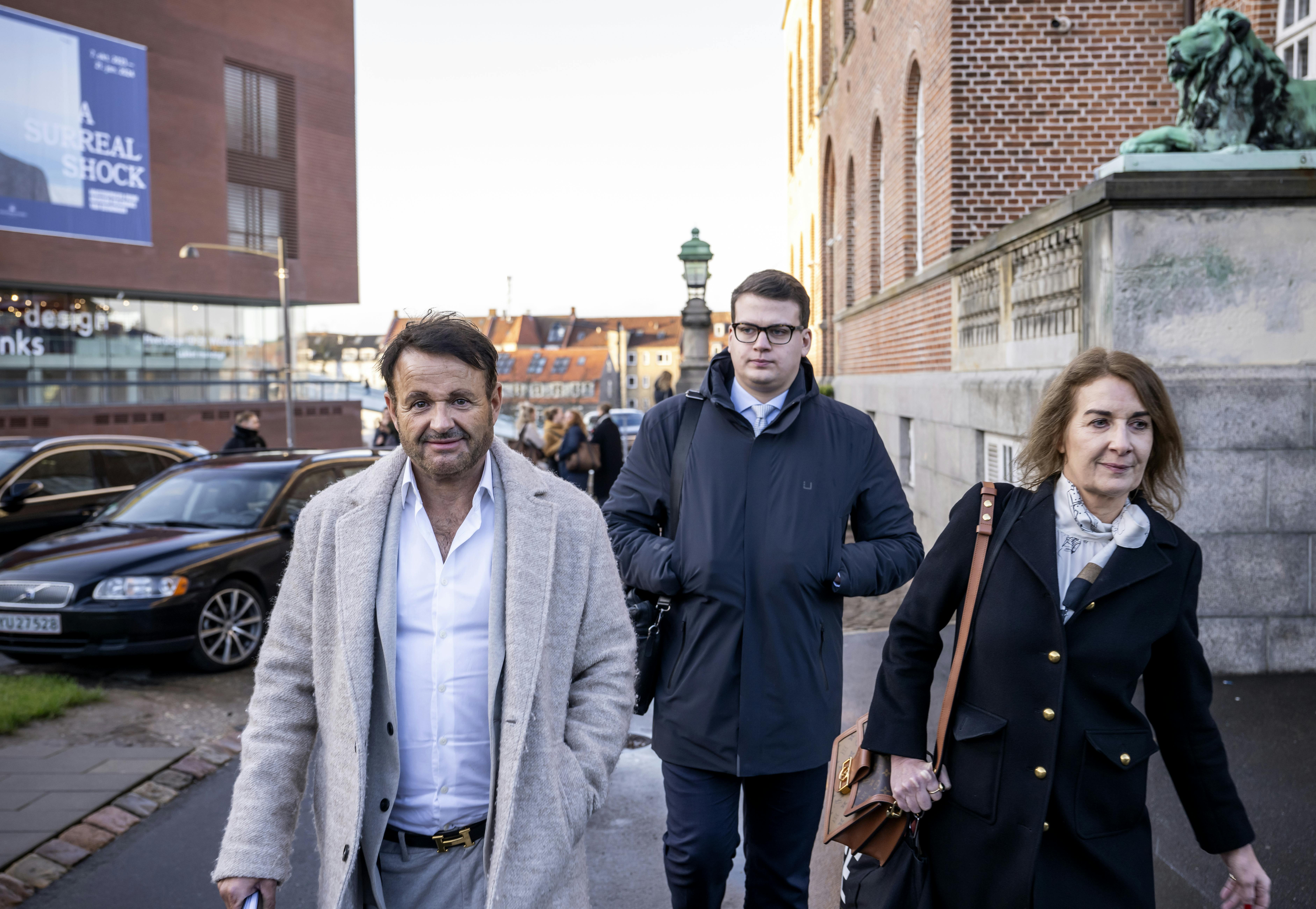 Kendis frisør Dennis Knudsen ankommer til retten i Åhus, sammen med sin advokat Mette Grith Stage.
