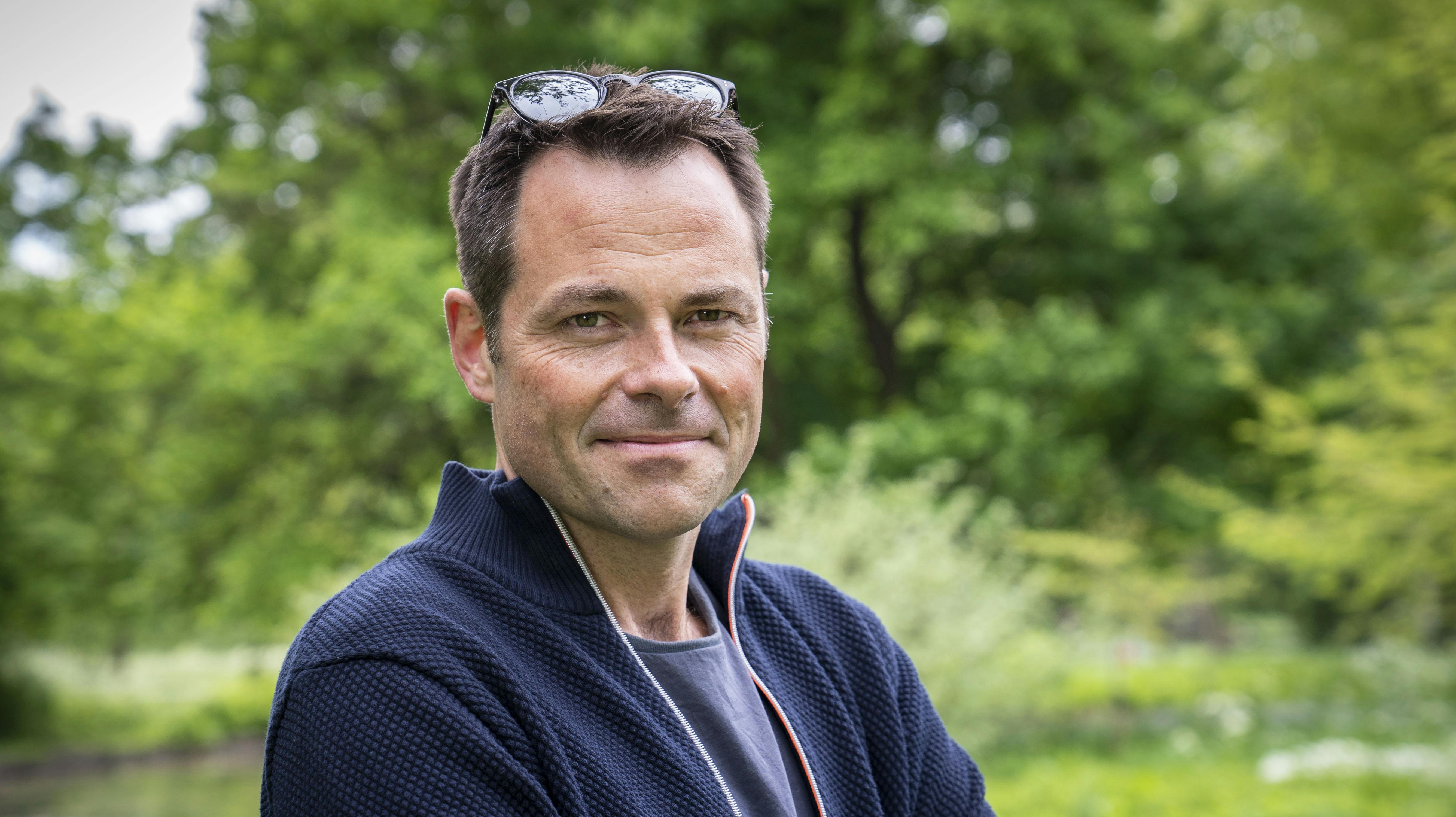Kristian Ring-Hansen Holt er vært på DR's "Aftenshowet" – og så er han vild med kage og temafester.