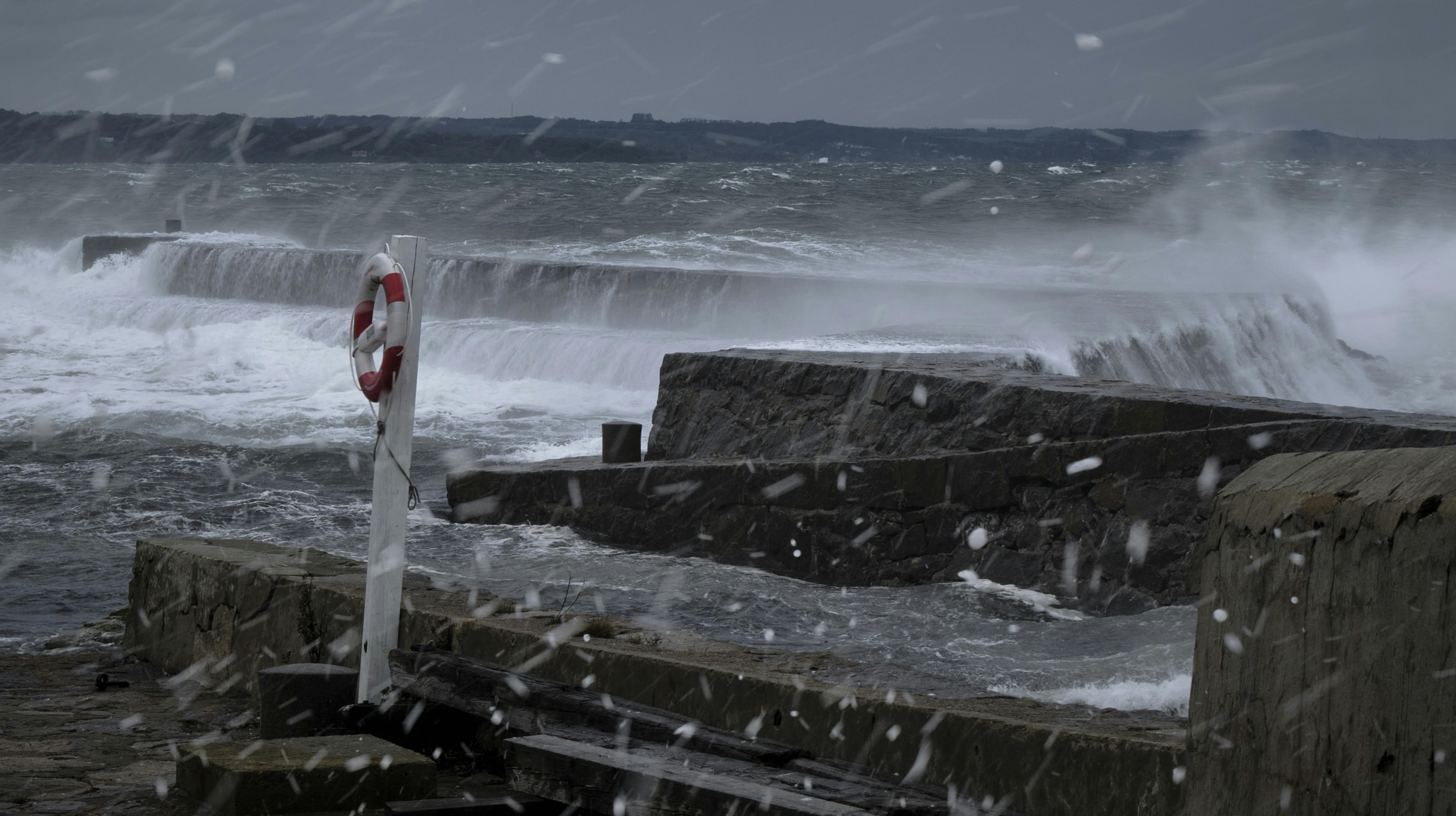 Heftige vindstød ved den bornholmske nordkyst fredag den 20. oktober 2023. DMI har varslet vind af stormstyrke på Bornholm.. (Foto: Pelle Rink/Ritzau Scanpix)