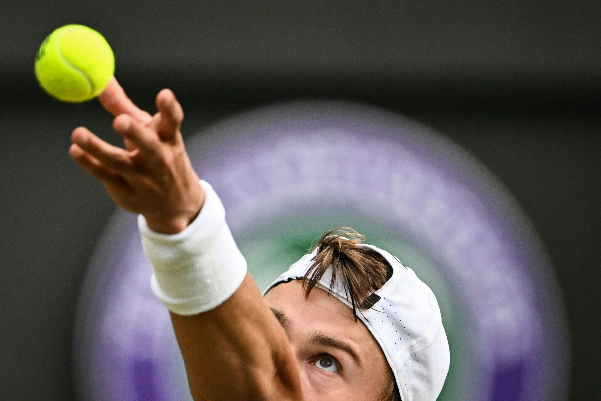 Tennisspilleren Holger Rune indleder et samarbejde med Severin Lüthi, der i 15 år var træner for Roger Federer. Det oplyser Rune på Instagram.