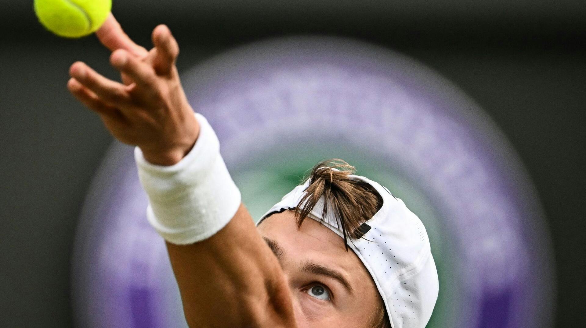 Tennisspilleren Holger Rune indleder et samarbejde med Severin Lüthi, der i 15 år var træner for Roger Federer. Det oplyser Rune på Instagram.