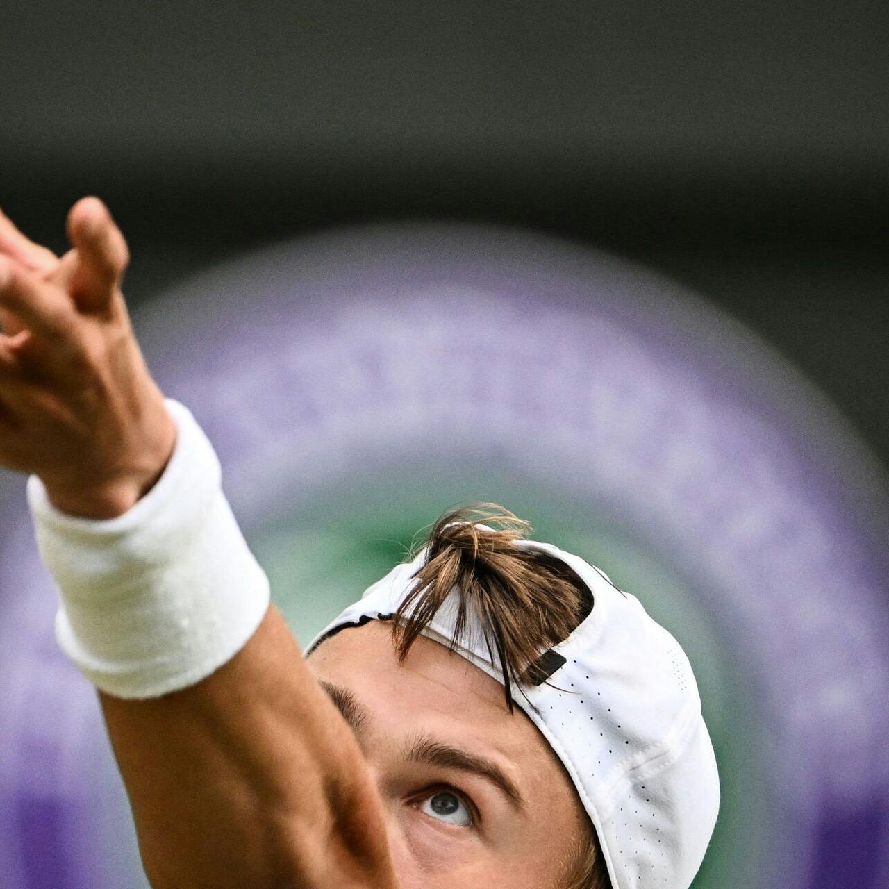 Tennisspilleren Holger Rune indleder et samarbejde med Severin Lüthi, der i 15 år var træner for Roger Federer. Det oplyser Rune på Instagram.