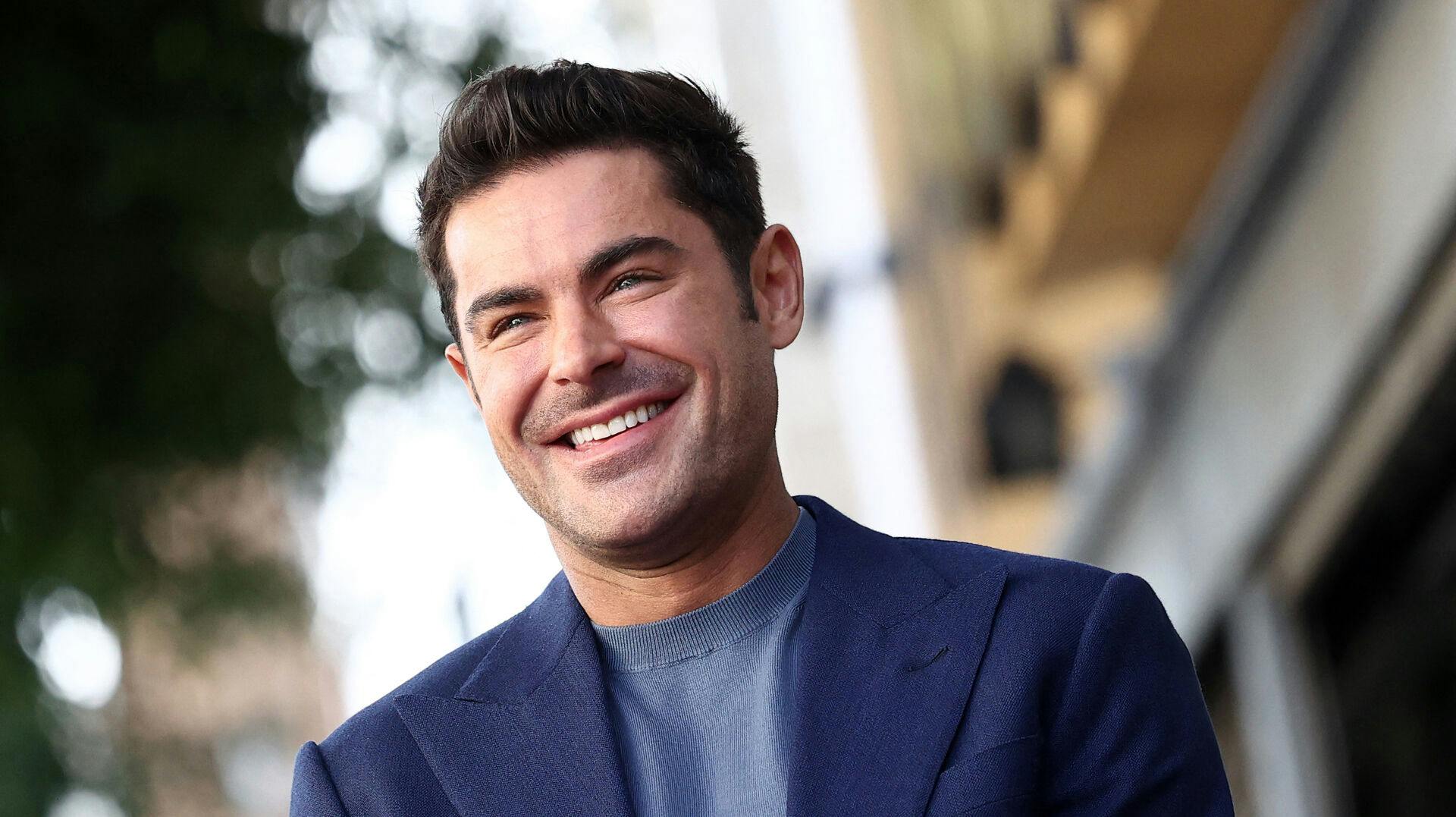 Det er en ganske simpel forklaring på, hvorfor Zac Efron havde valgte at tage et par solbriller på under et interview