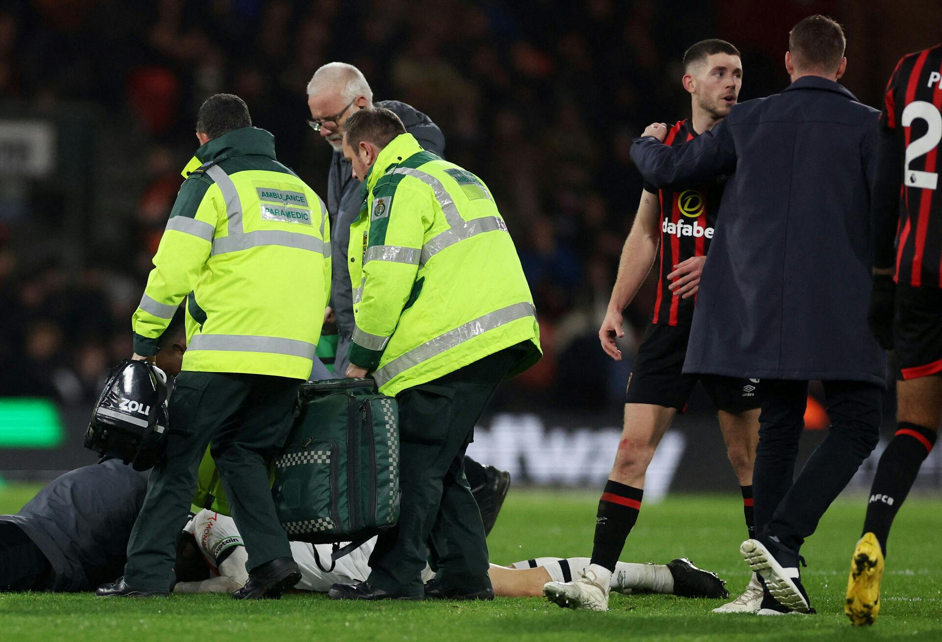 Luton-anfører Tom Lockyer er udskrevet fra hospitalet, efter han i lørdagens Premier League-kamp mod Bournemouth efter 59 minutters spil faldt om med hjertestop