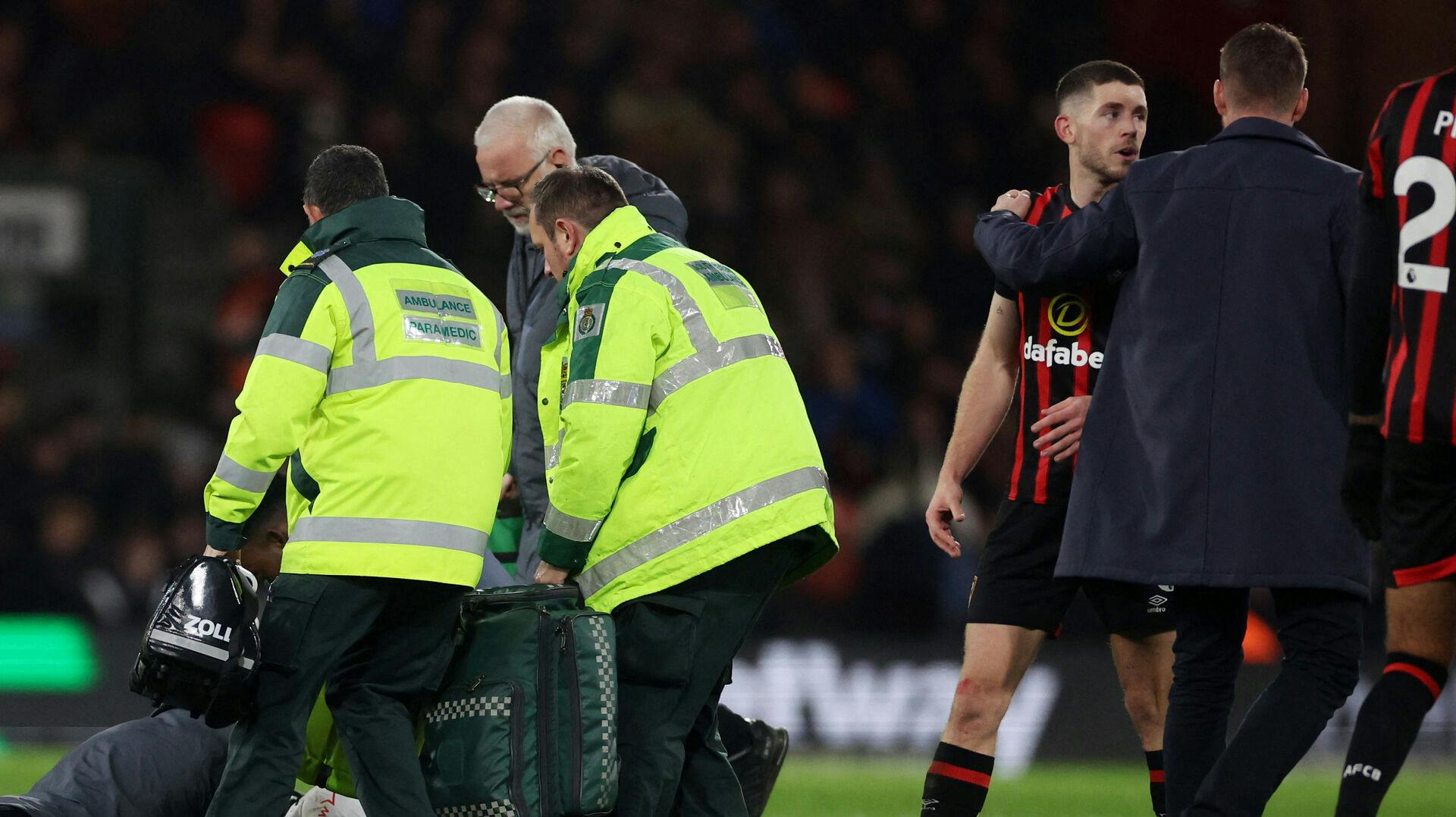 Luton-anfører Tom Lockyer er udskrevet fra hospitalet, efter han i lørdagens Premier League-kamp mod Bournemouth efter 59 minutters spil faldt om med hjertestop