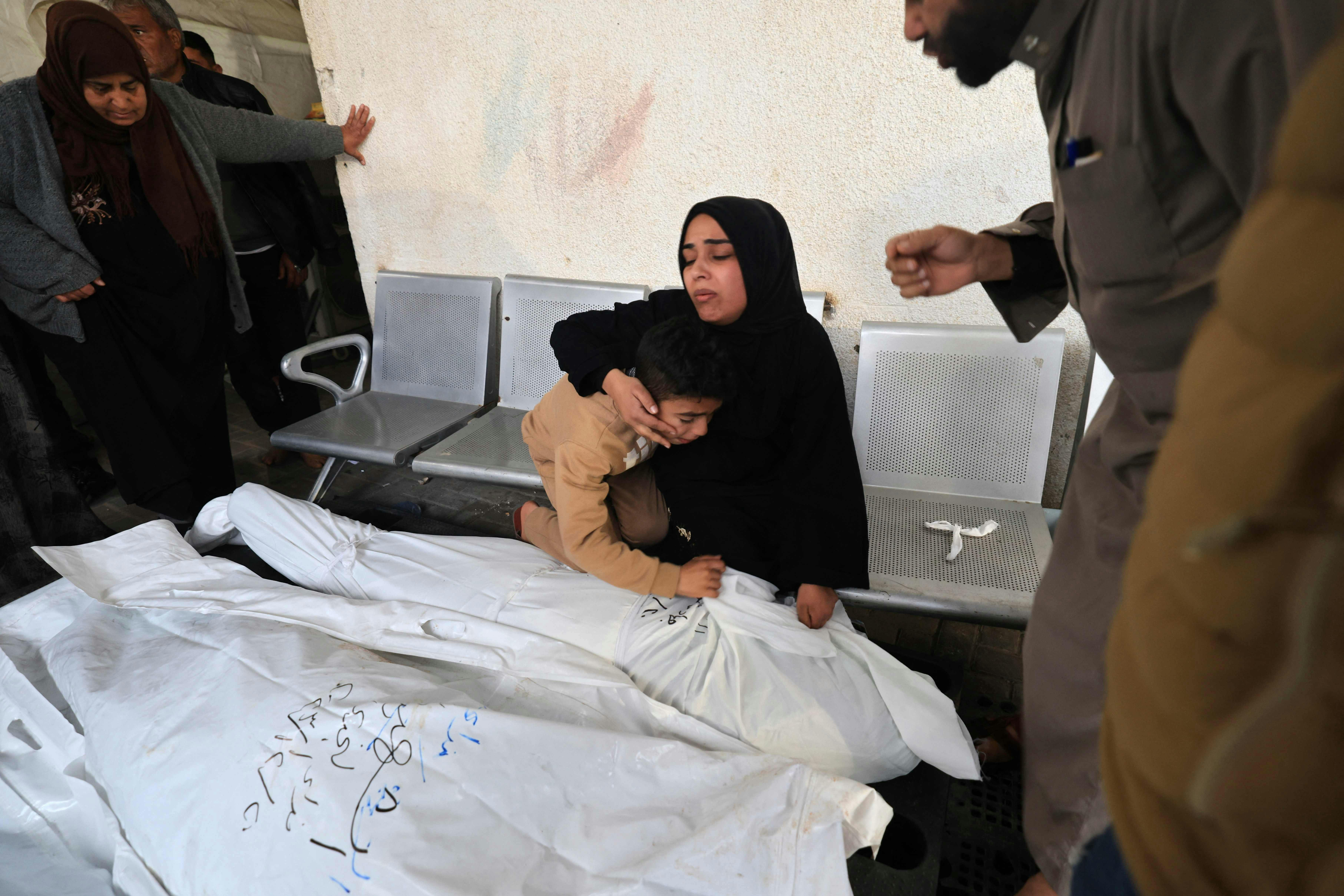 Pårørende til Jehad Arafat, der blev dræbt i israelsk bombardement, sørger over hans lig på Najjar hospitalet i Rafah i det sydlige Gaza