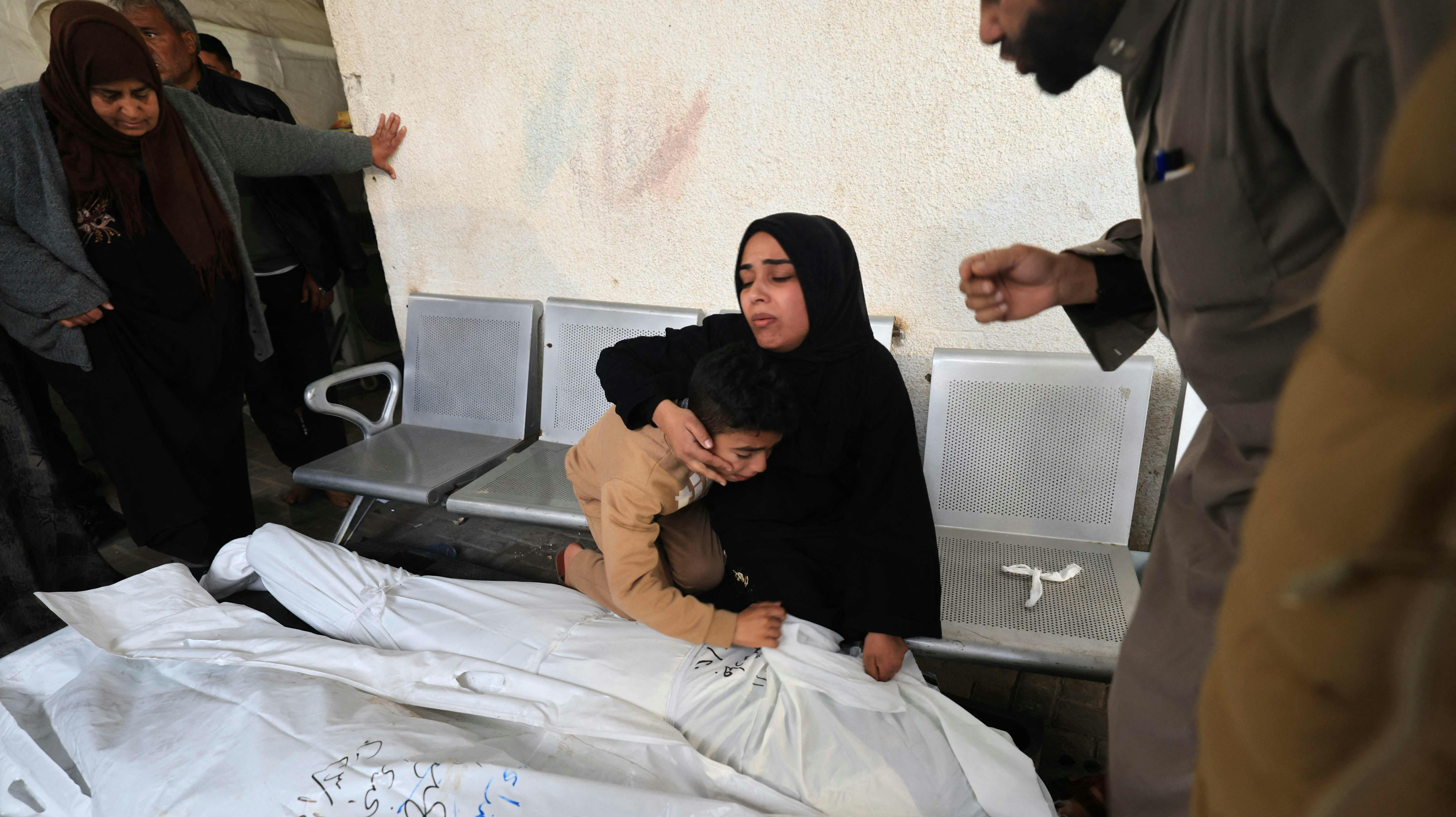 Pårørende til Jehad Arafat, der blev dræbt i israelsk bombardement, sørger over hans lig på Najjar hospitalet i Rafah i det sydlige Gaza