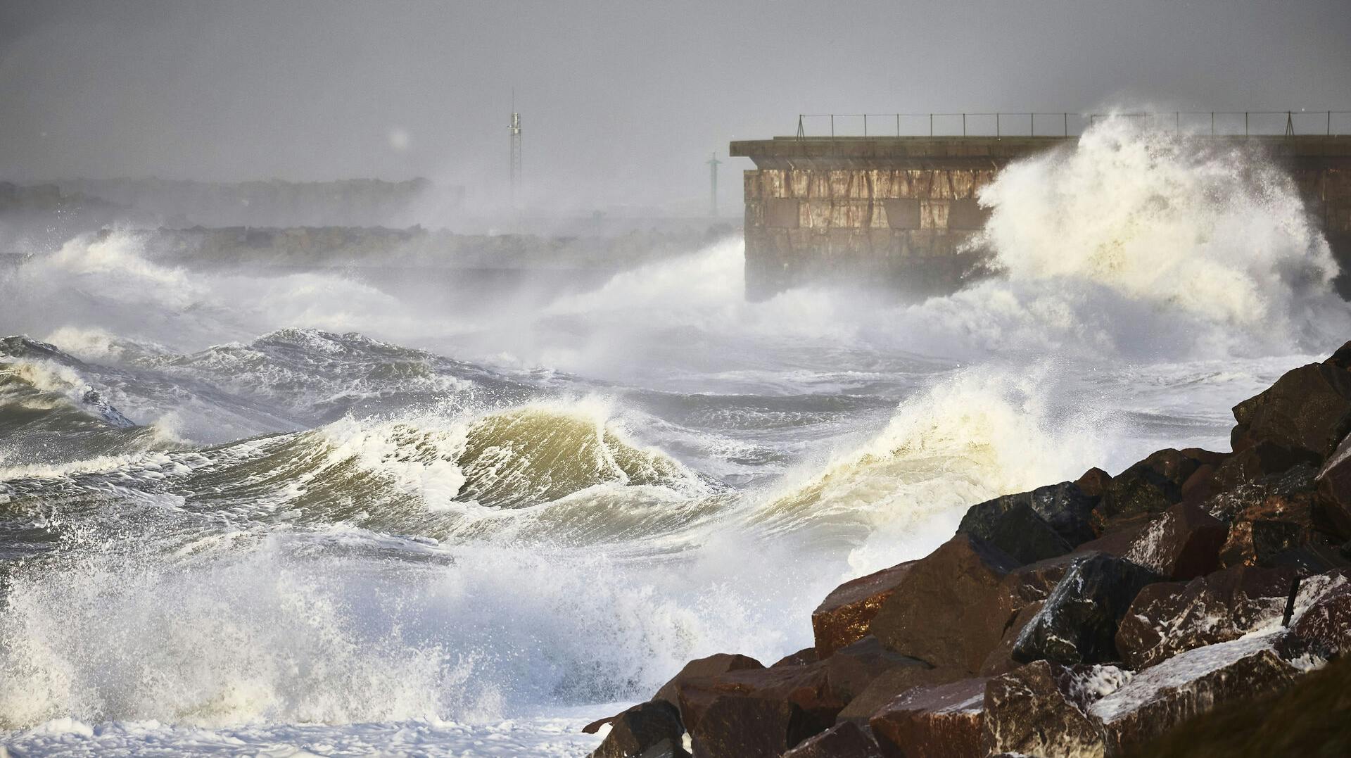DMI varsler vindstød af orkanstyrke ved Hanstholm og på vestkysten, her slår bølger ind over havnen. torsdag den 21 december 2023.
