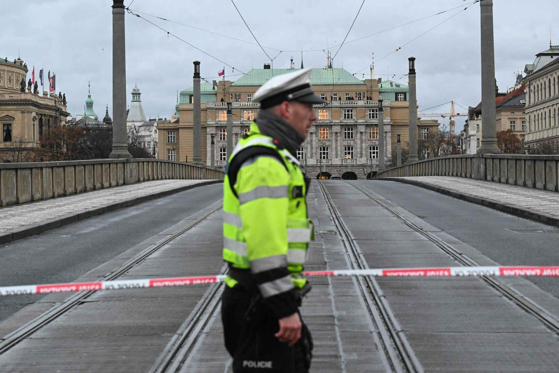 En formodet gerningsmand ved et skyderi i Prag er blevet "elimineret", oplyser tjekkisk politi ifølge Reuters.