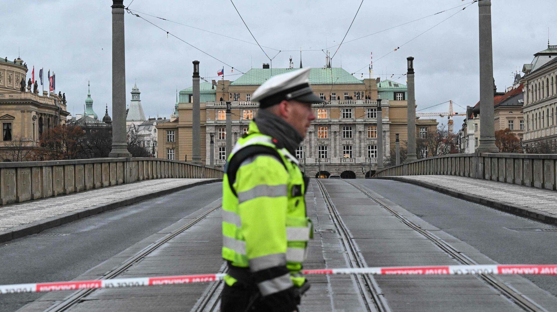 En formodet gerningsmand ved et skyderi i Prag er blevet "elimineret", oplyser tjekkisk politi ifølge Reuters.