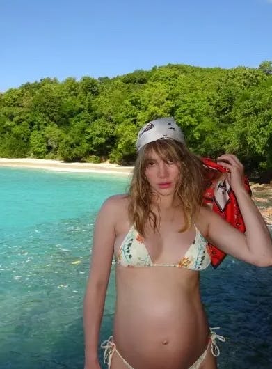 Maven vokser på den britiske sangerinde og skuespiller Suki Waterhouse.