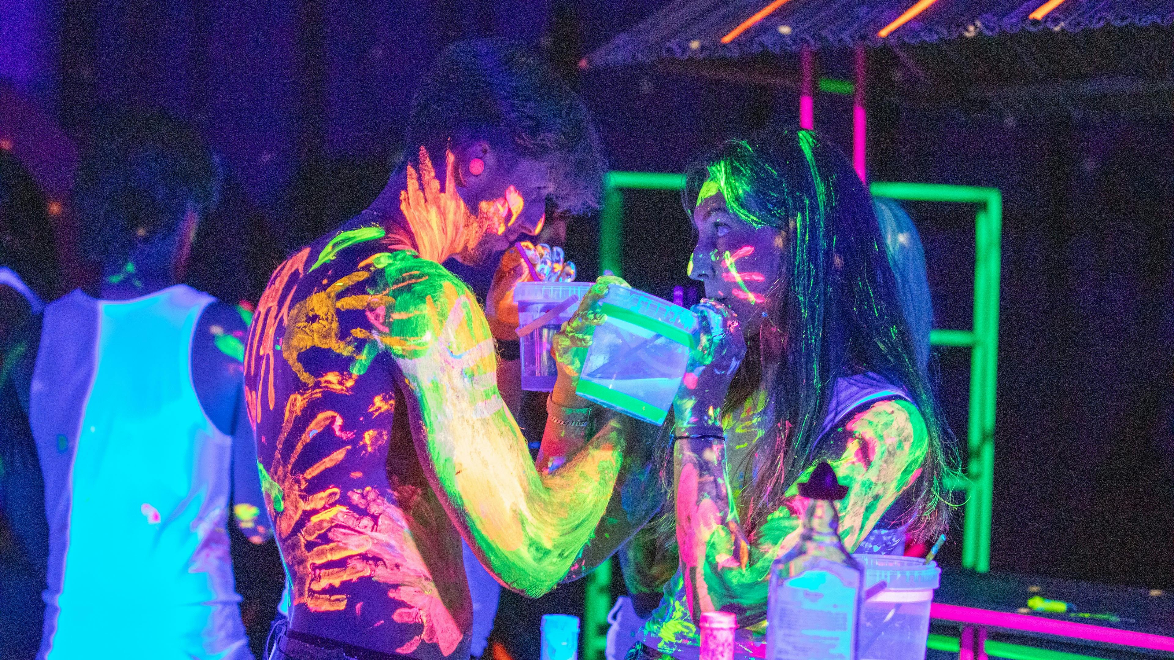 Asta er en af de tre kvinder, som Kennie giver lidt kærlighed til Full Moon Party.