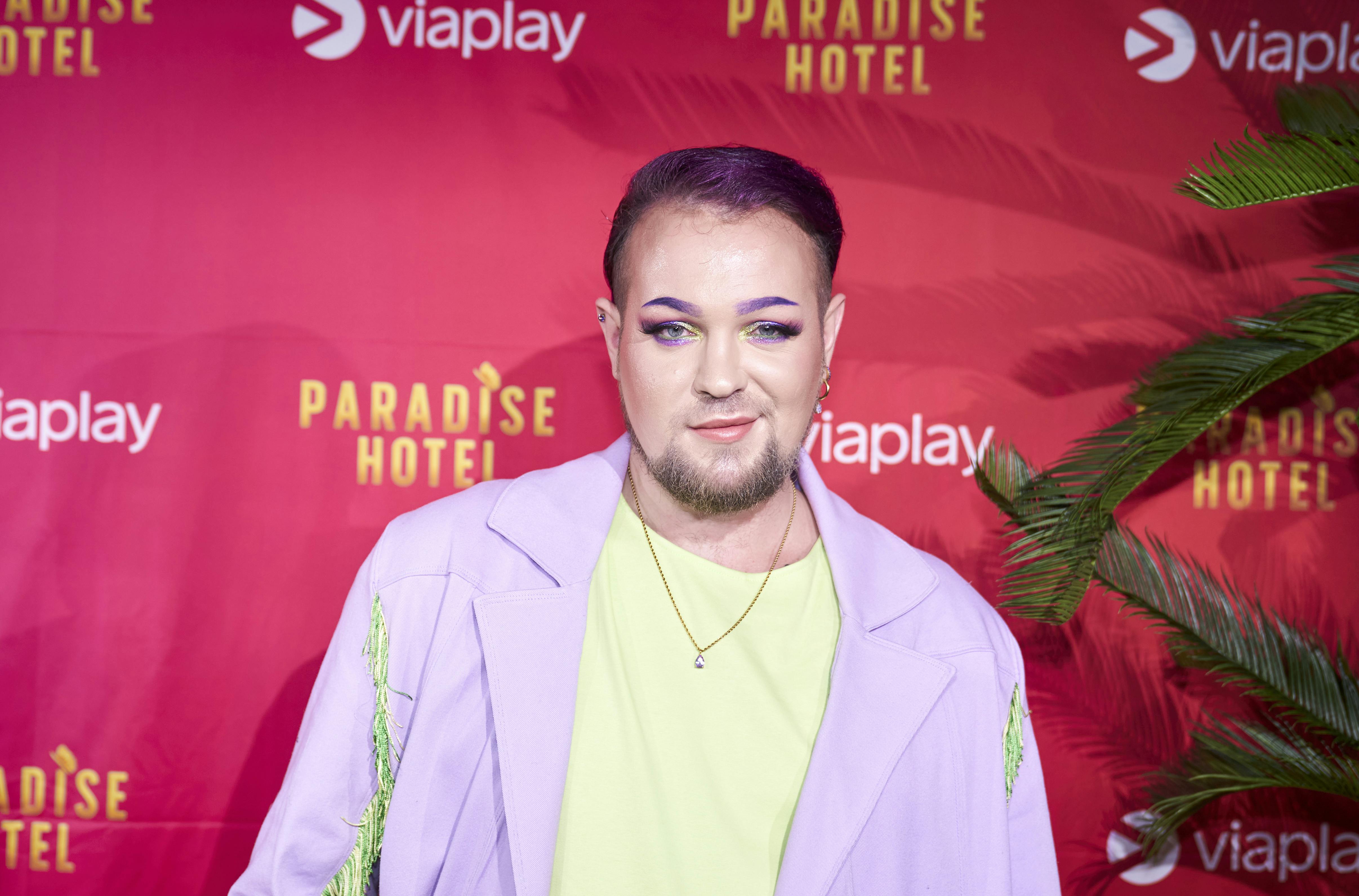 Niels er tilbage på "Paradise" efter en smuttur ude af hotellet.